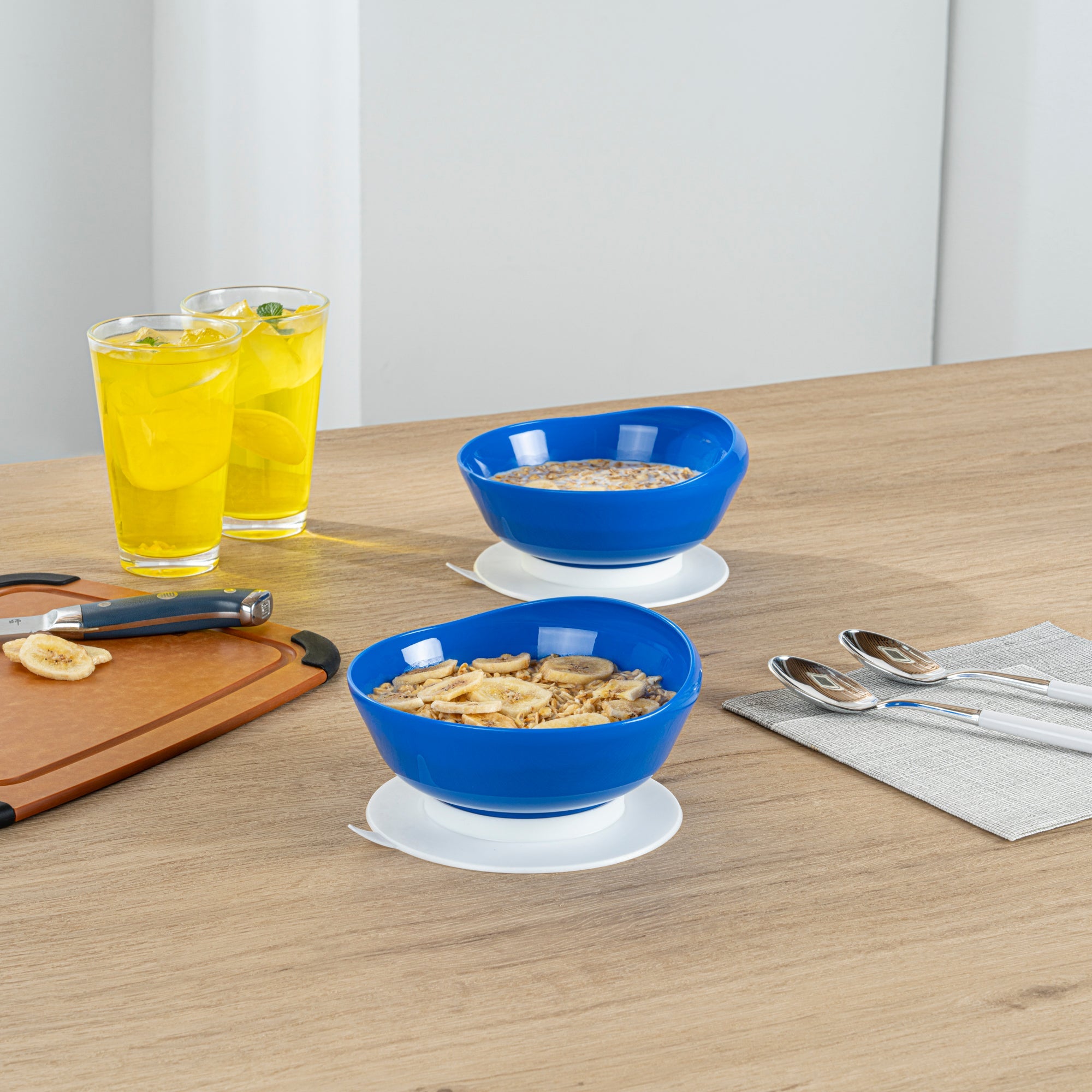 Adapt Tek 19 oz Round Blue Plastic Scoop Bowl - Spillproof, with Suction Base - 5 3/4" x 5 3/4" x 3" - 1 count box