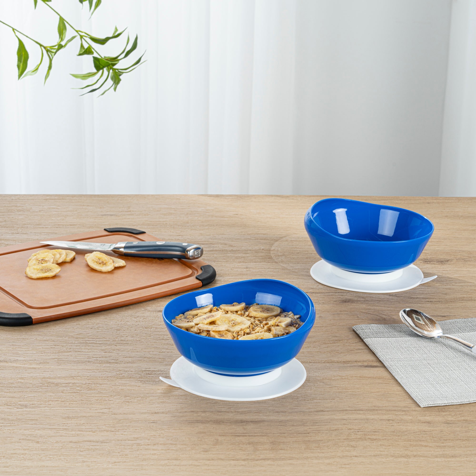 Adapt Tek 19 oz Round Blue Plastic Scoop Bowl - Spillproof, with Suction Base - 5 3/4" x 5 3/4" x 3" - 20 count box