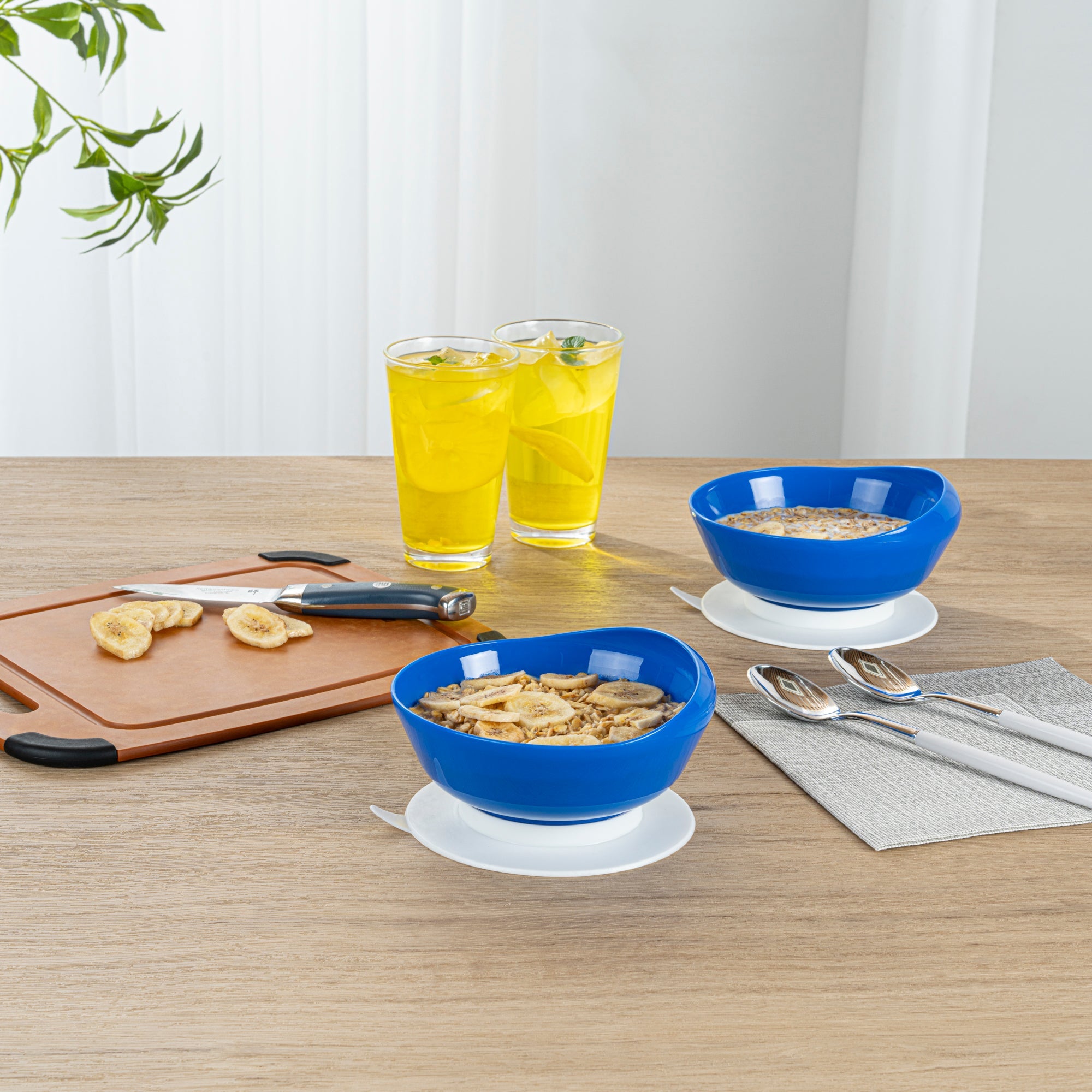 Adapt Tek 19 oz Round Blue Plastic Scoop Bowl - Spillproof, with Suction Base - 5 3/4" x 5 3/4" x 3" - 20 count box