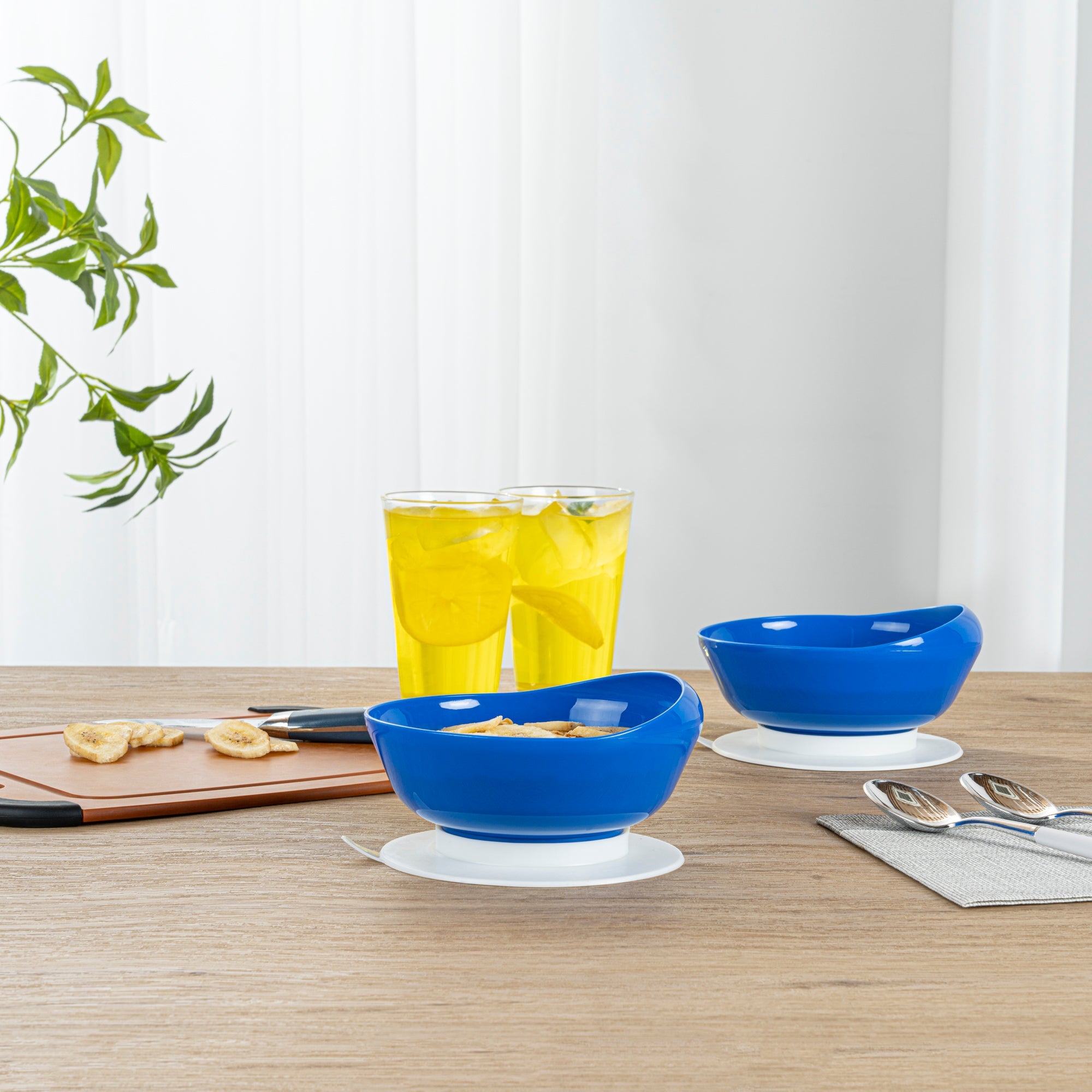 Adapt Tek 19 oz Round Blue Plastic Scoop Bowl - Spillproof, with Suction Base - 5 3/4" x 5 3/4" x 3" - 20 count box