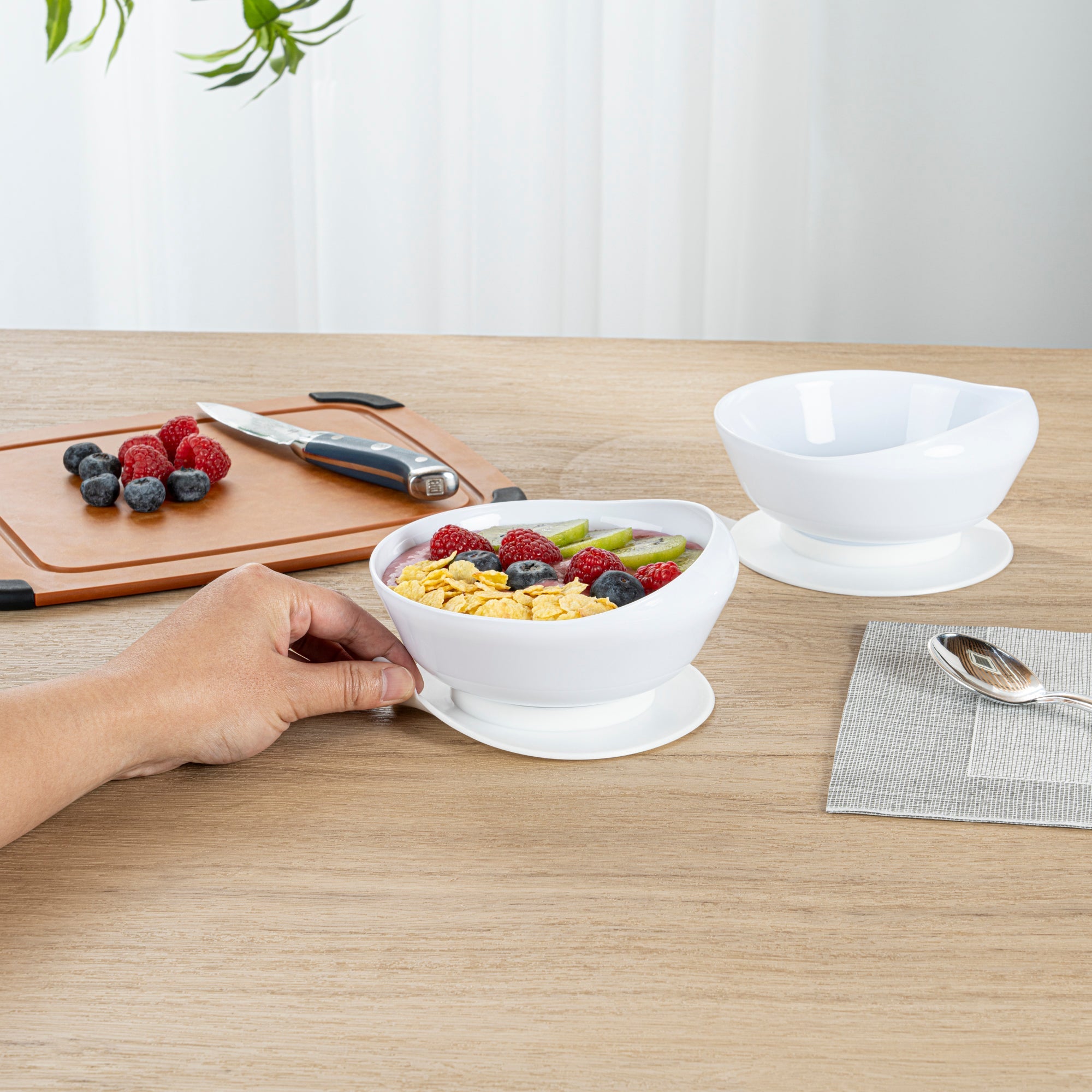 Adapt Tek 19 oz Round White Plastic Scoop Bowl - Spillproof, with Suction Base - 5 3/4" x 5 3/4" x 3" - 1 count box