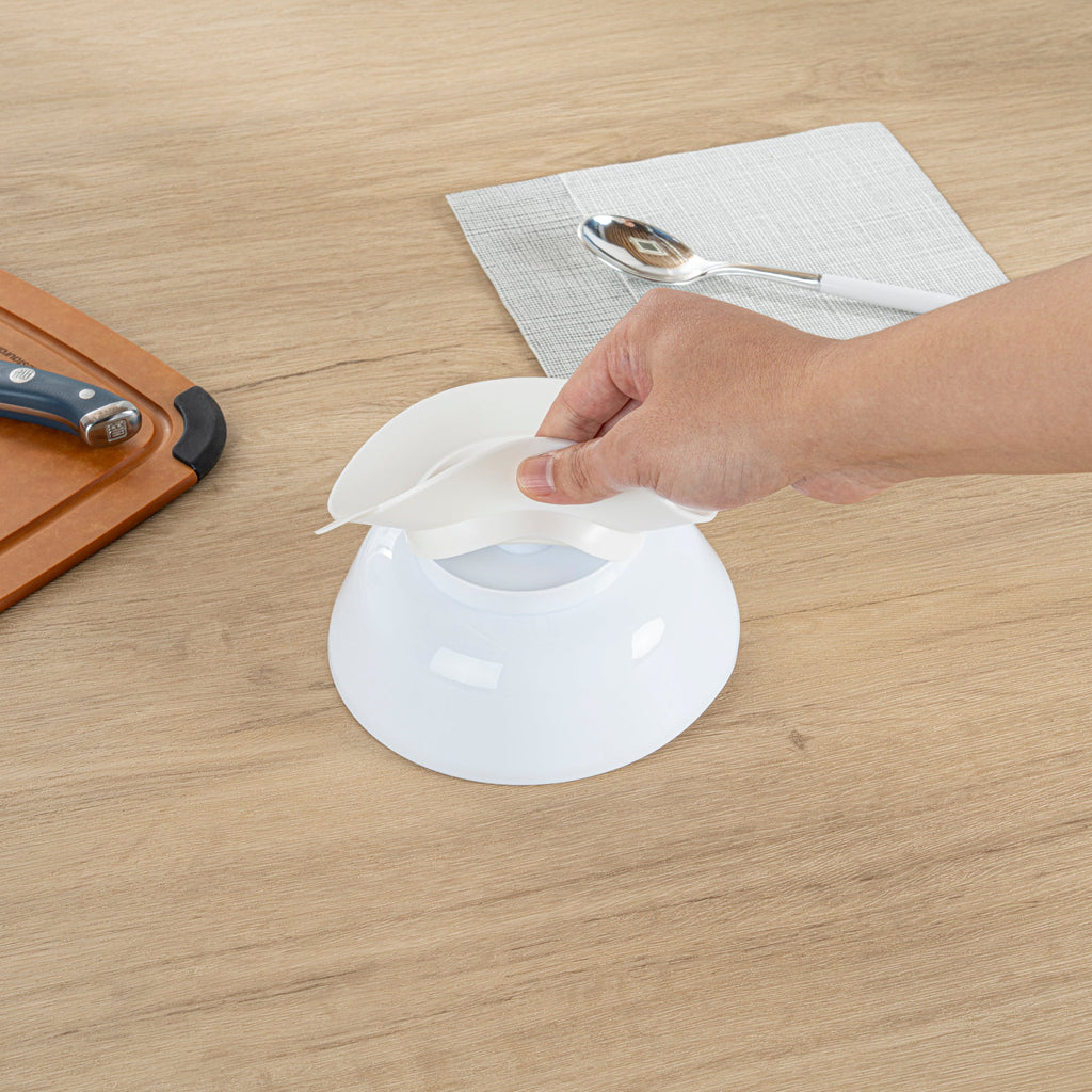 Adapt Tek 19 oz Round White Plastic Scoop Bowl - Spillproof, with Suction Base - 5 3/4" x 5 3/4" x 3" - 1 count box