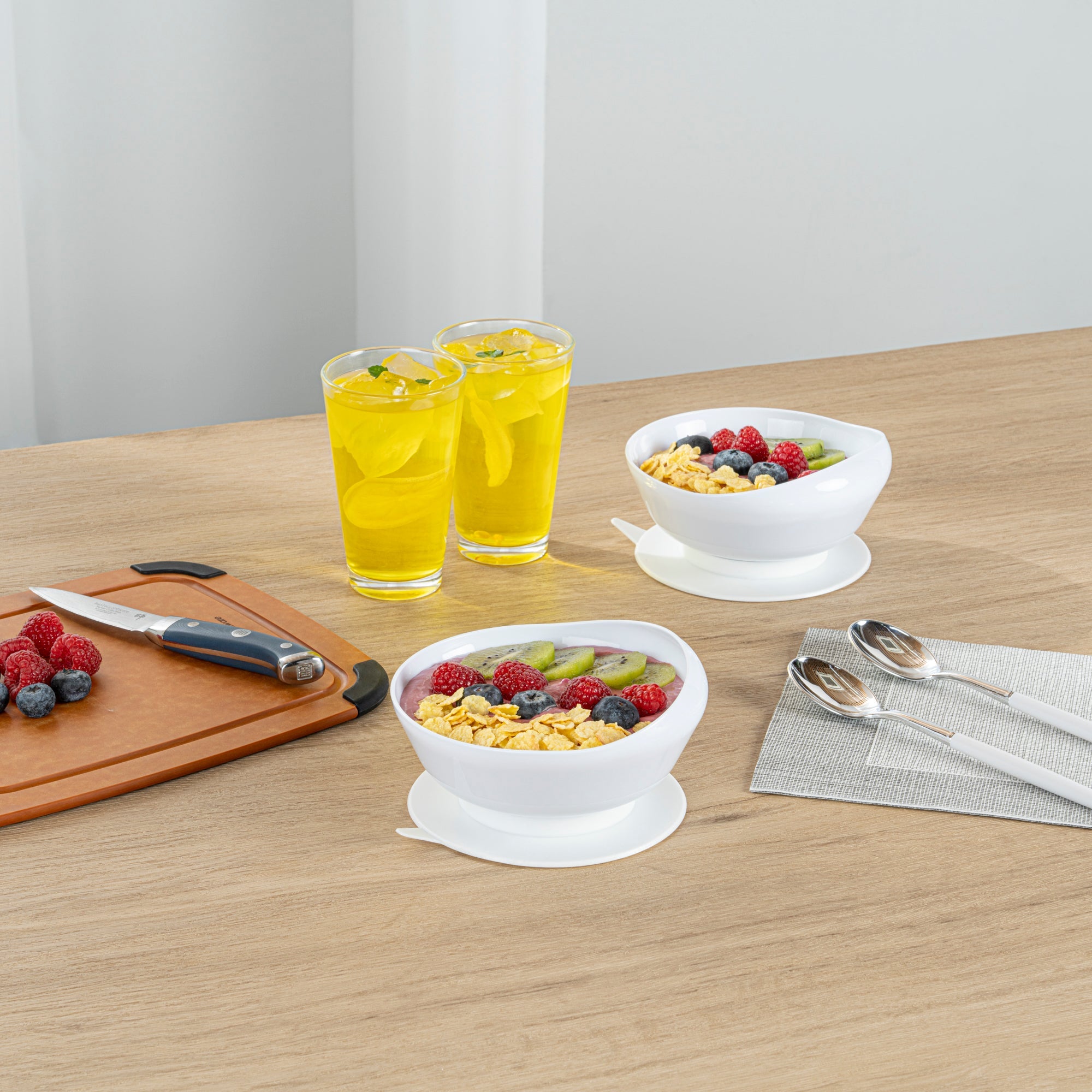 Adapt Tek 19 oz Round White Plastic Scoop Bowl - Spillproof, with Suction Base - 5 3/4" x 5 3/4" x 3" - 1 count box