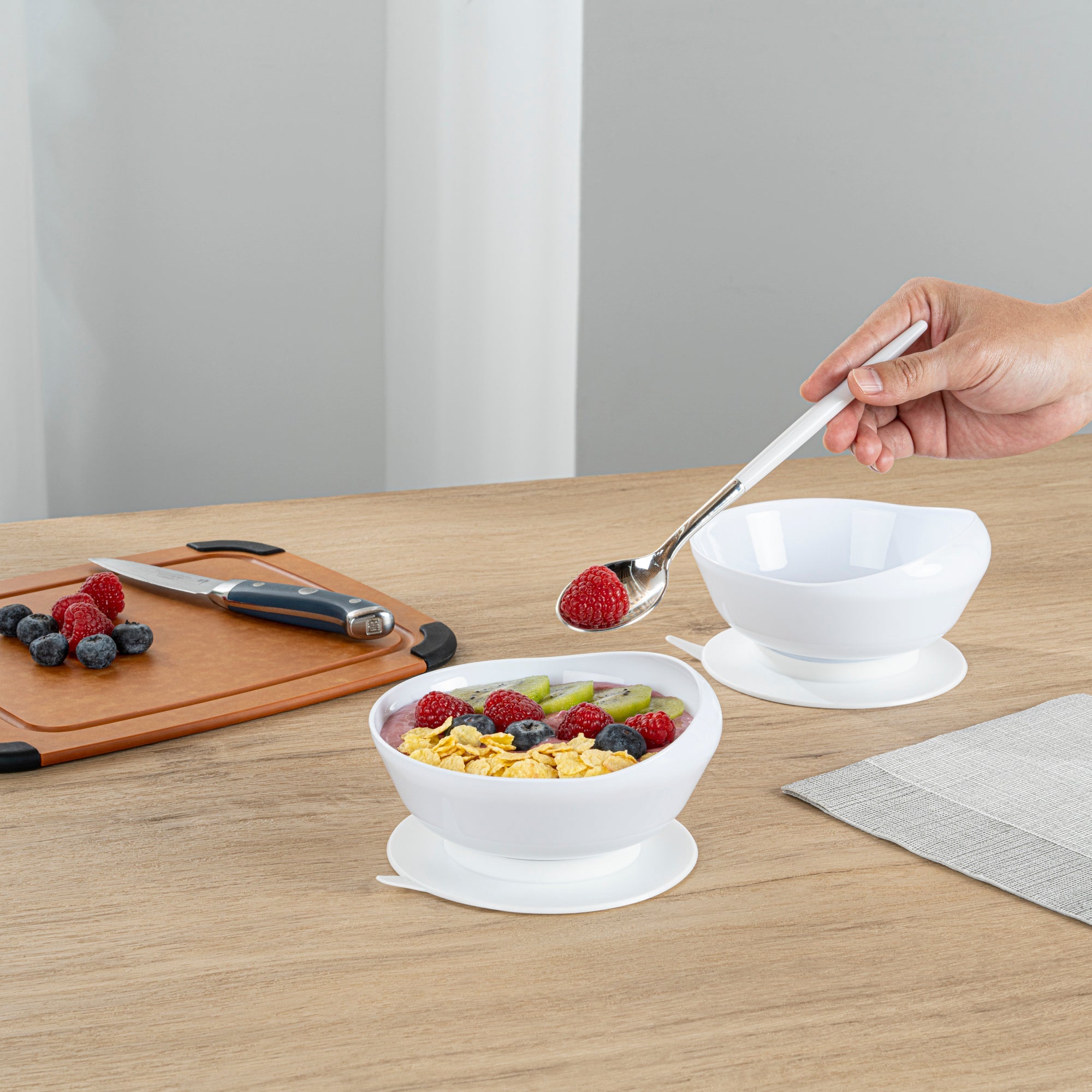Adapt Tek 19 oz Round White Plastic Scoop Bowl - Spillproof, with Suction Base - 5 3/4" x 5 3/4" x 3" - 20 count box