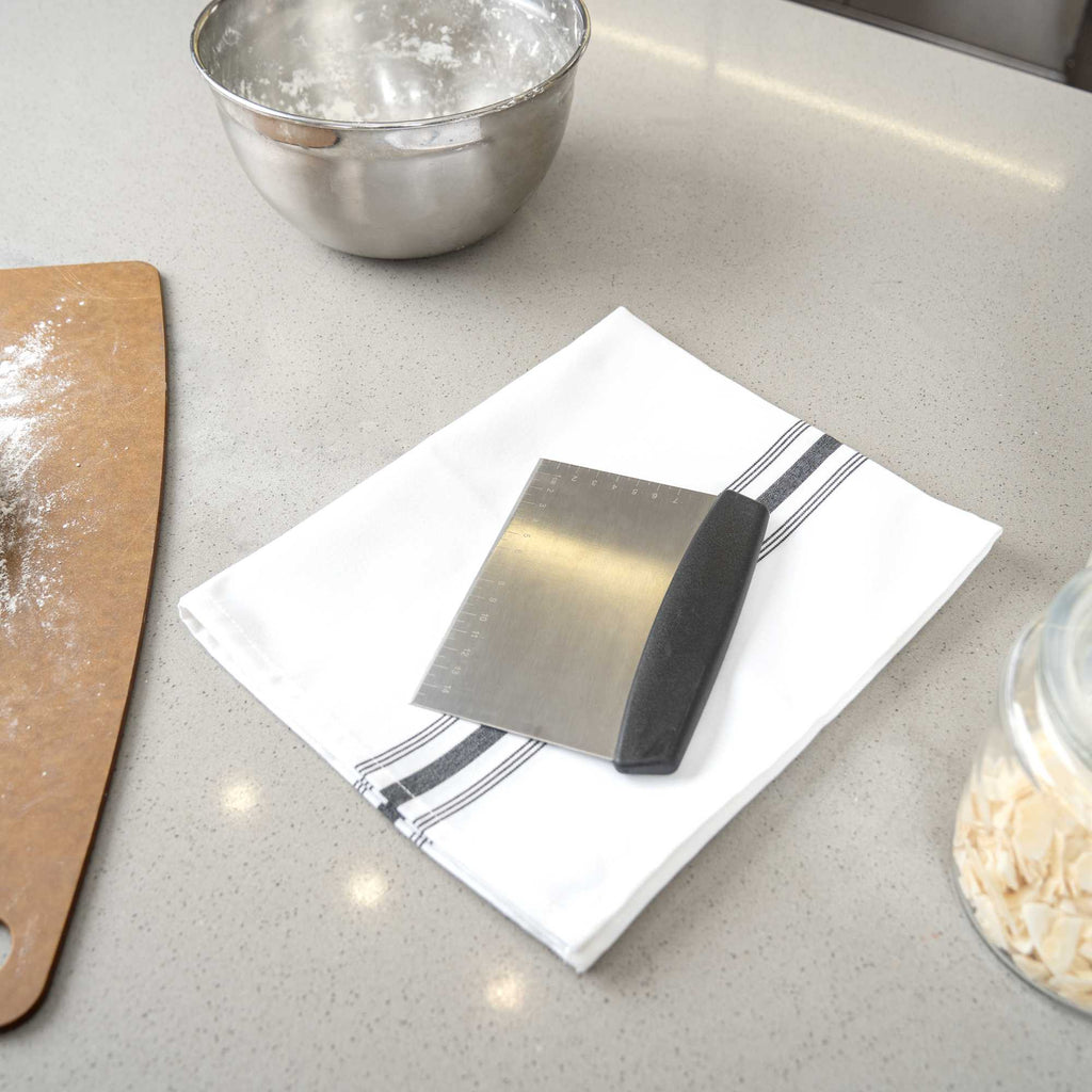 Met Lux Stainless Steel Dough Scraper - with Plastic Handle - 4 1/2" x 6 1/4" x 3/4" - 1 count box