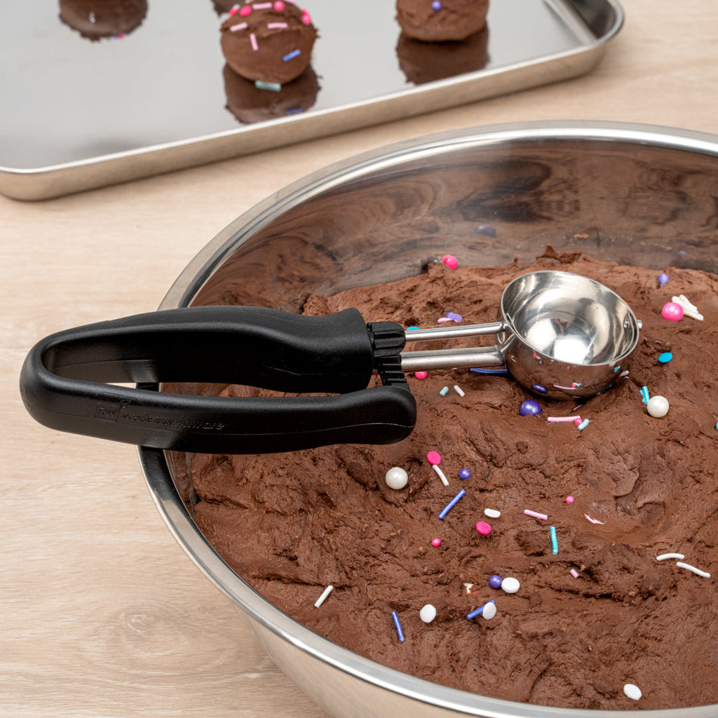 Comfy Grip 1.1 oz Stainless Steel #30 Portion Scoop - with Black Ambidextrous Handle - 1 count box