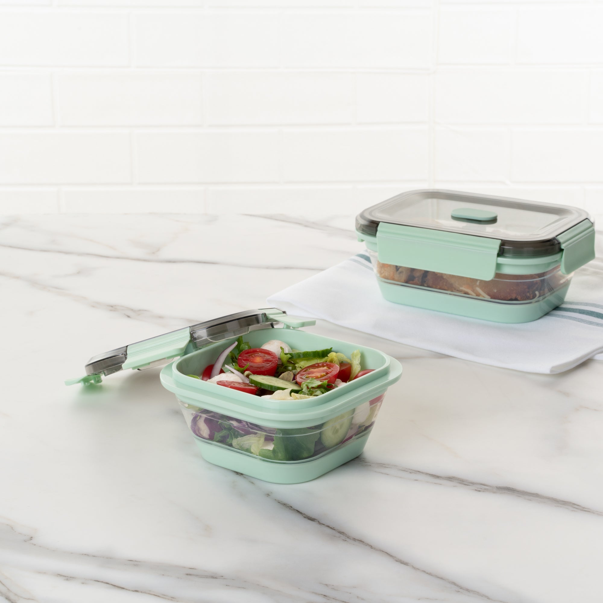Fresh Hero 17 oz Green Plastic Airtight Food Storage Container - with Vented Lid, Collapsible - 5 1/2" x 5 1/2" x 2 3/4" - 1 count box