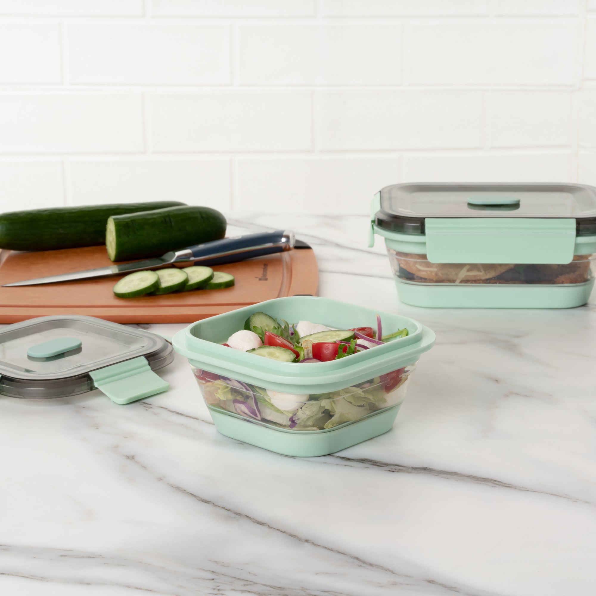 Fresh Hero 17 oz Green Plastic Airtight Food Storage Container - with Vented Lid, Collapsible - 5 1/2" x 5 1/2" x 2 3/4" - 20 count box