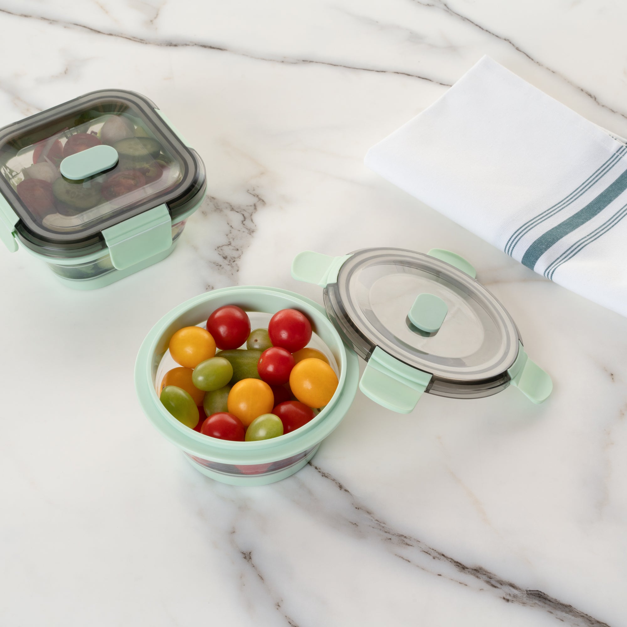 Fresh Hero 14 oz Green Plastic Airtight Food Storage Container - with Vented Lid, Collapsible - 5 1/2" x 5 1/2" x 2 3/4" - 20 count box