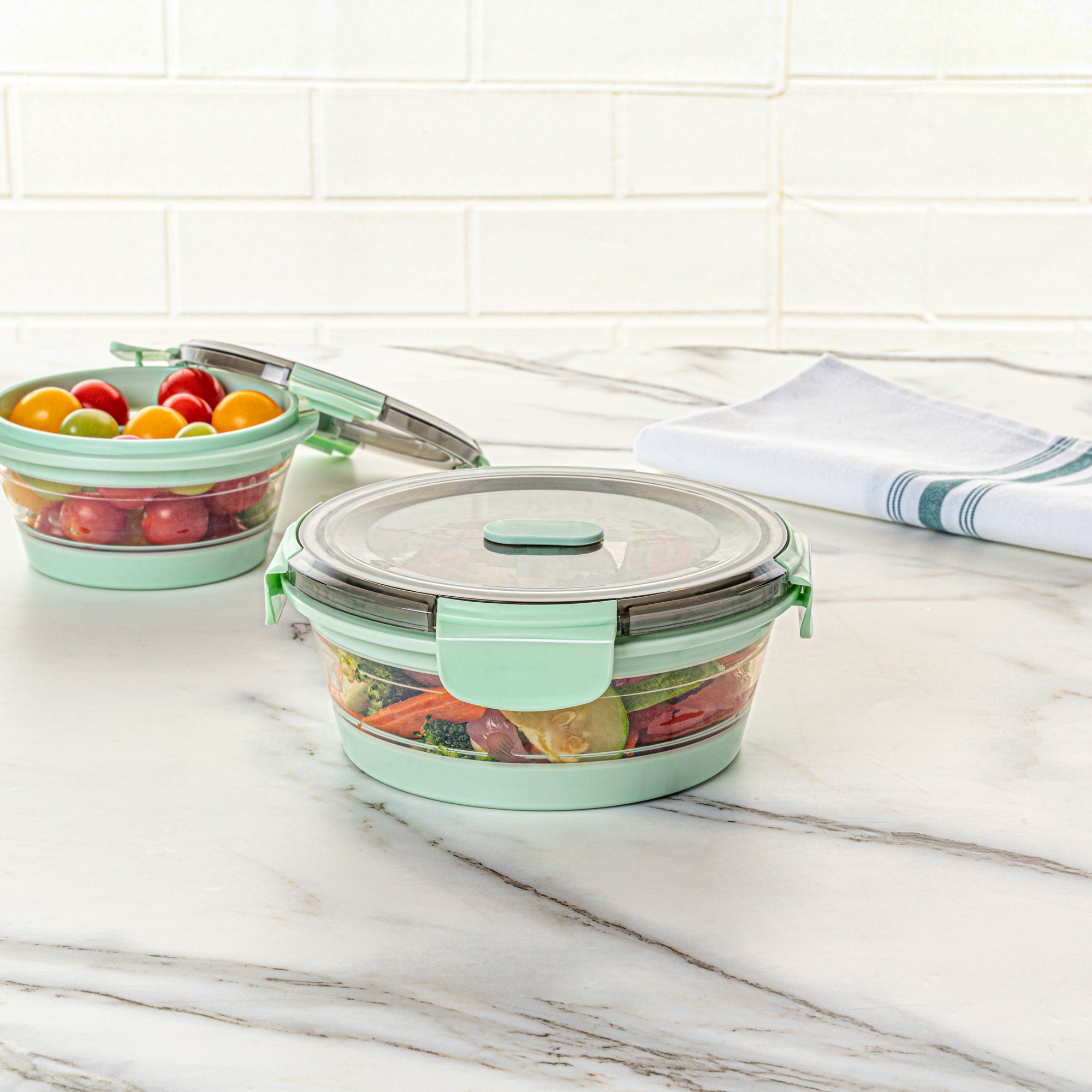 Fresh Hero 27 oz Green Plastic Airtight Food Storage Container - with Vented Lid, Collapsible - 6 3/4" x 6 3/4" x 2 3/4" - 20 count box