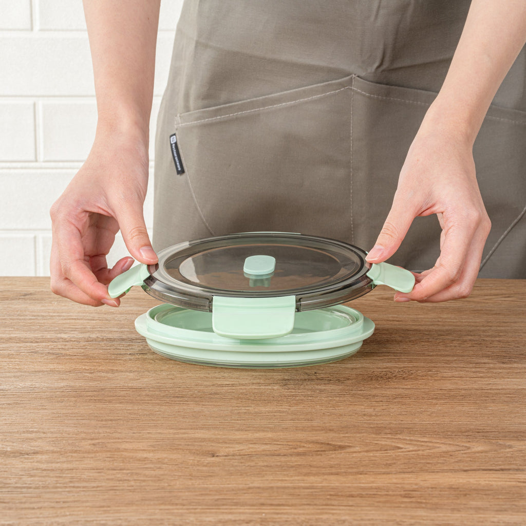 Fresh Hero 27 oz Green Plastic Airtight Food Storage Container - with Vented Lid, Collapsible - 6 3/4" x 6 3/4" x 2 3/4" - 20 count box