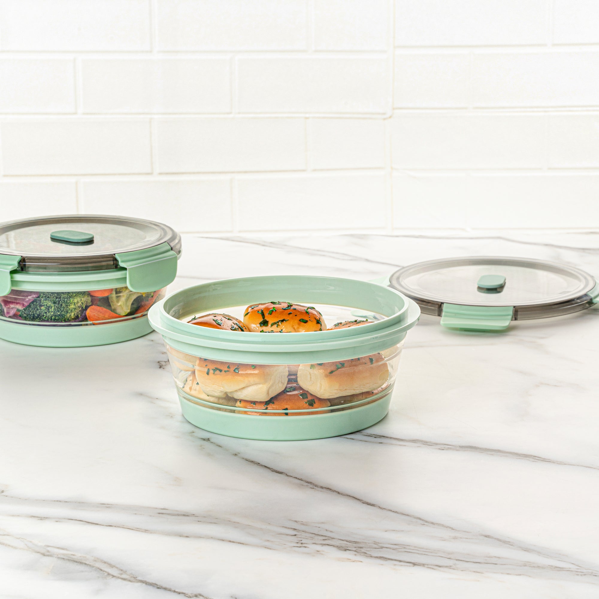 Fresh Hero 34 oz Green Plastic Airtight Food Storage Container - with Vented Lid, Collapsible - 7 1/4" x 7 1/4" x 3" - 1 count box