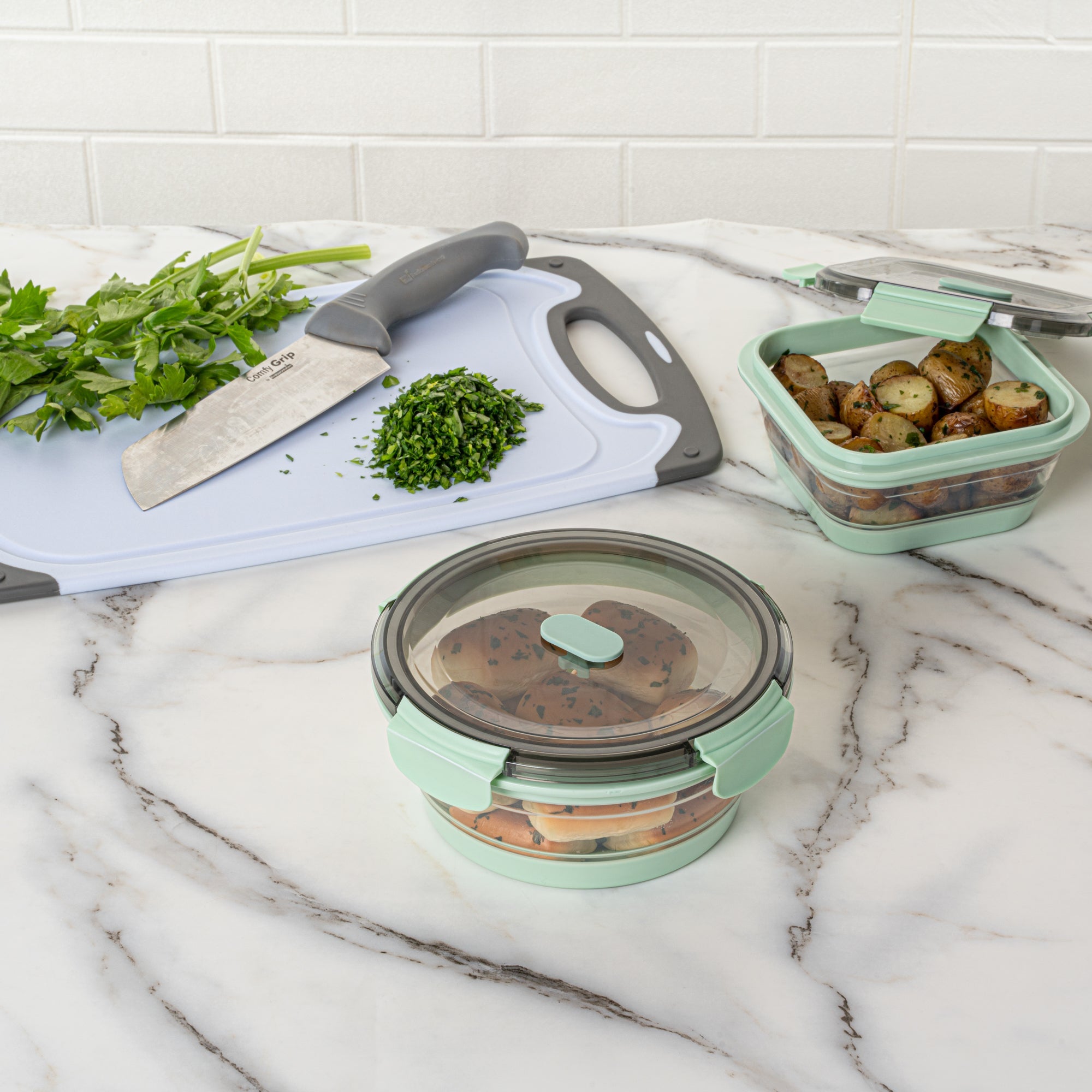 Fresh Hero 34 oz Green Plastic Airtight Food Storage Container - with Vented Lid, Collapsible - 7 1/4" x 7 1/4" x 3" - 1 count box