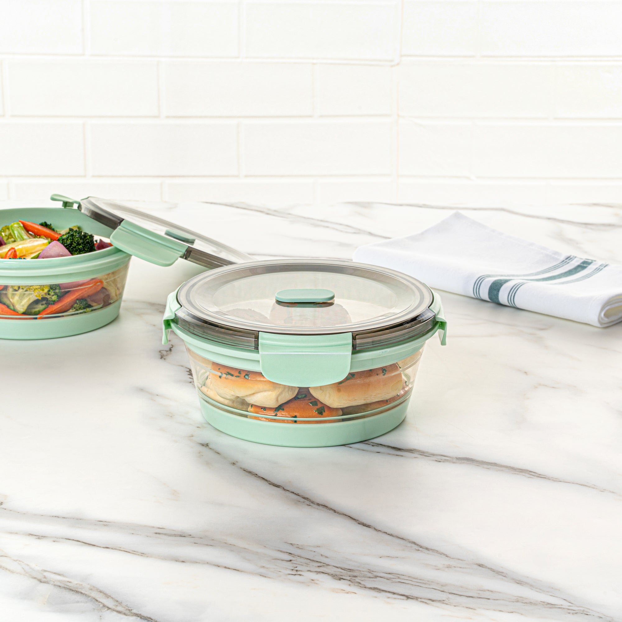 Fresh Hero 34 oz Green Plastic Airtight Food Storage Container - with Vented Lid, Collapsible - 7 1/4" x 7 1/4" x 3" - 20 count box