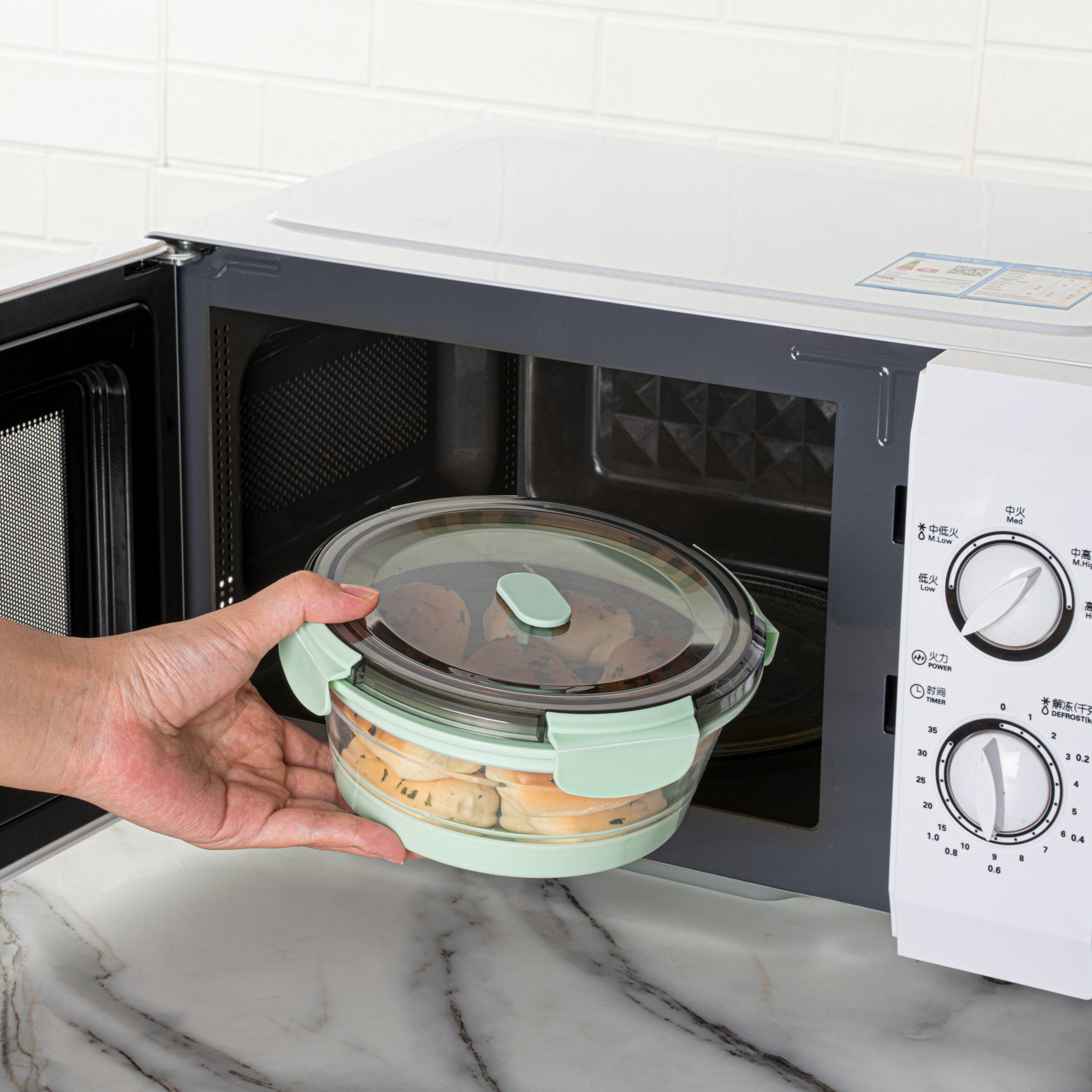 Fresh Hero 34 oz Green Plastic Airtight Food Storage Container - with Vented Lid, Collapsible - 7 1/4" x 7 1/4" x 3" - 20 count box