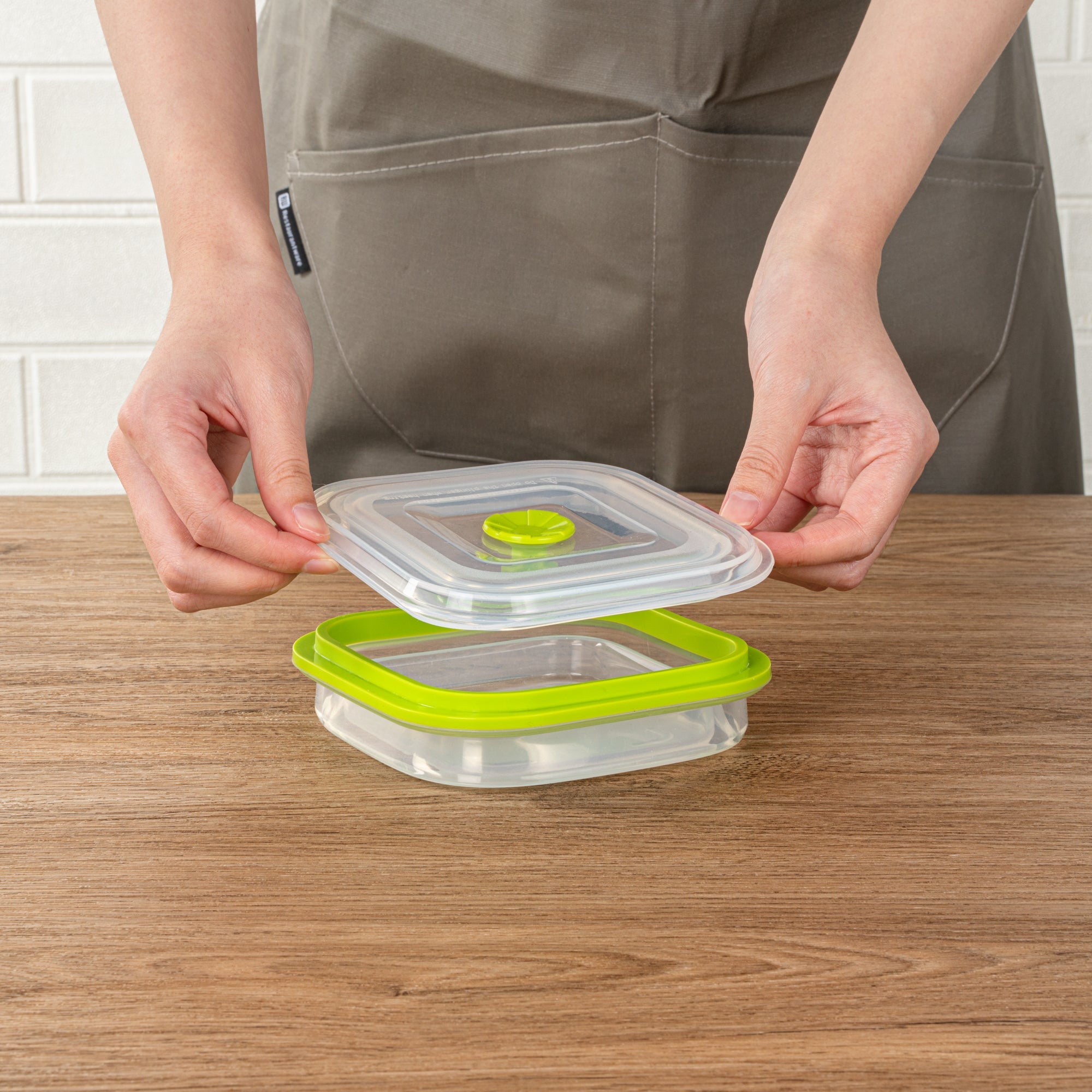Fresh Hero 16 oz Green Silicone Airtight Food Storage Container - with Vented Lid, Collapsible - 5 1/4" x 5 1/4" x 2 3/4" - 1 count box