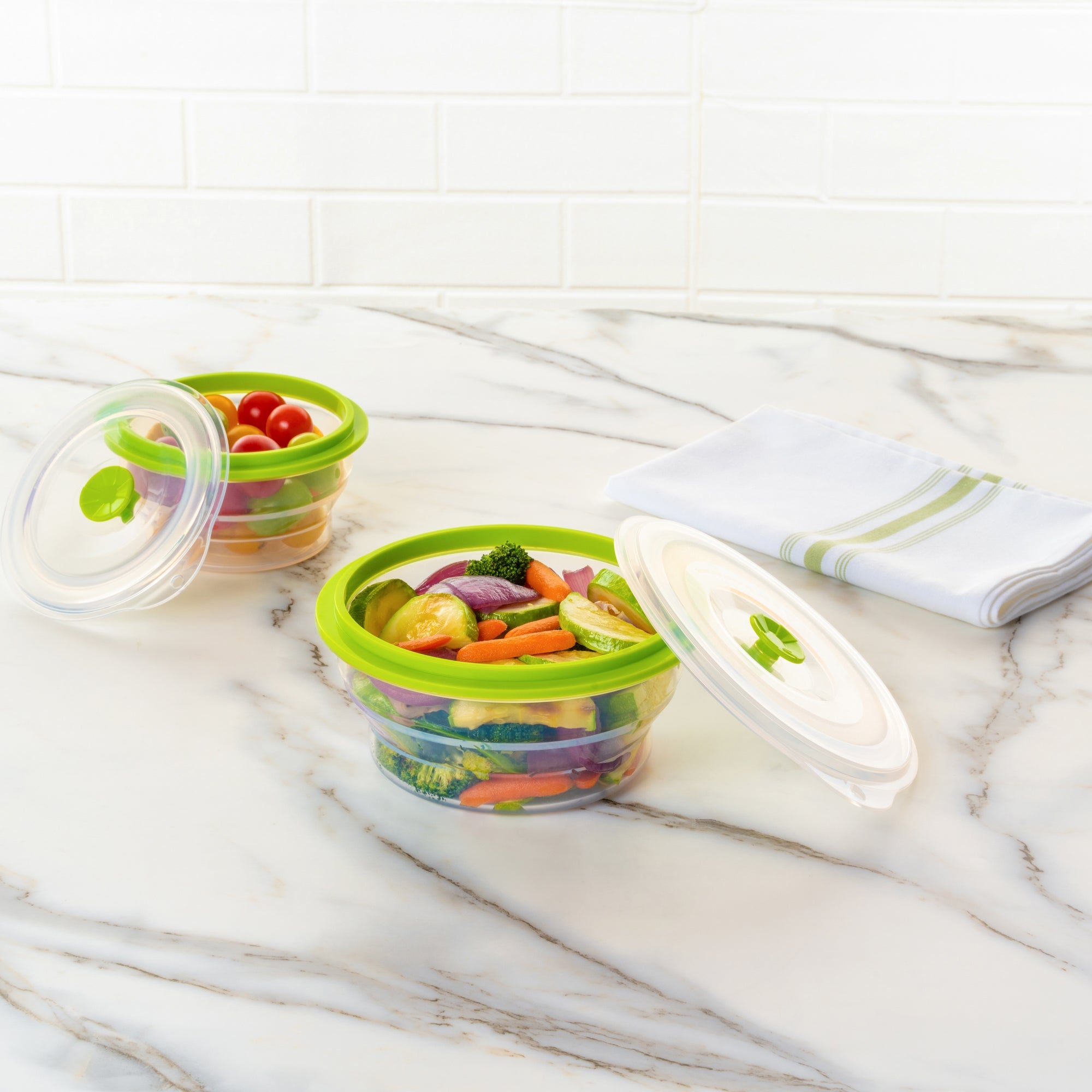 Fresh Hero 31 oz Green Silicone Airtight Food Storage Container - with Vented Lid, Collapsible - 7" x 7" x 3" - 1 count box