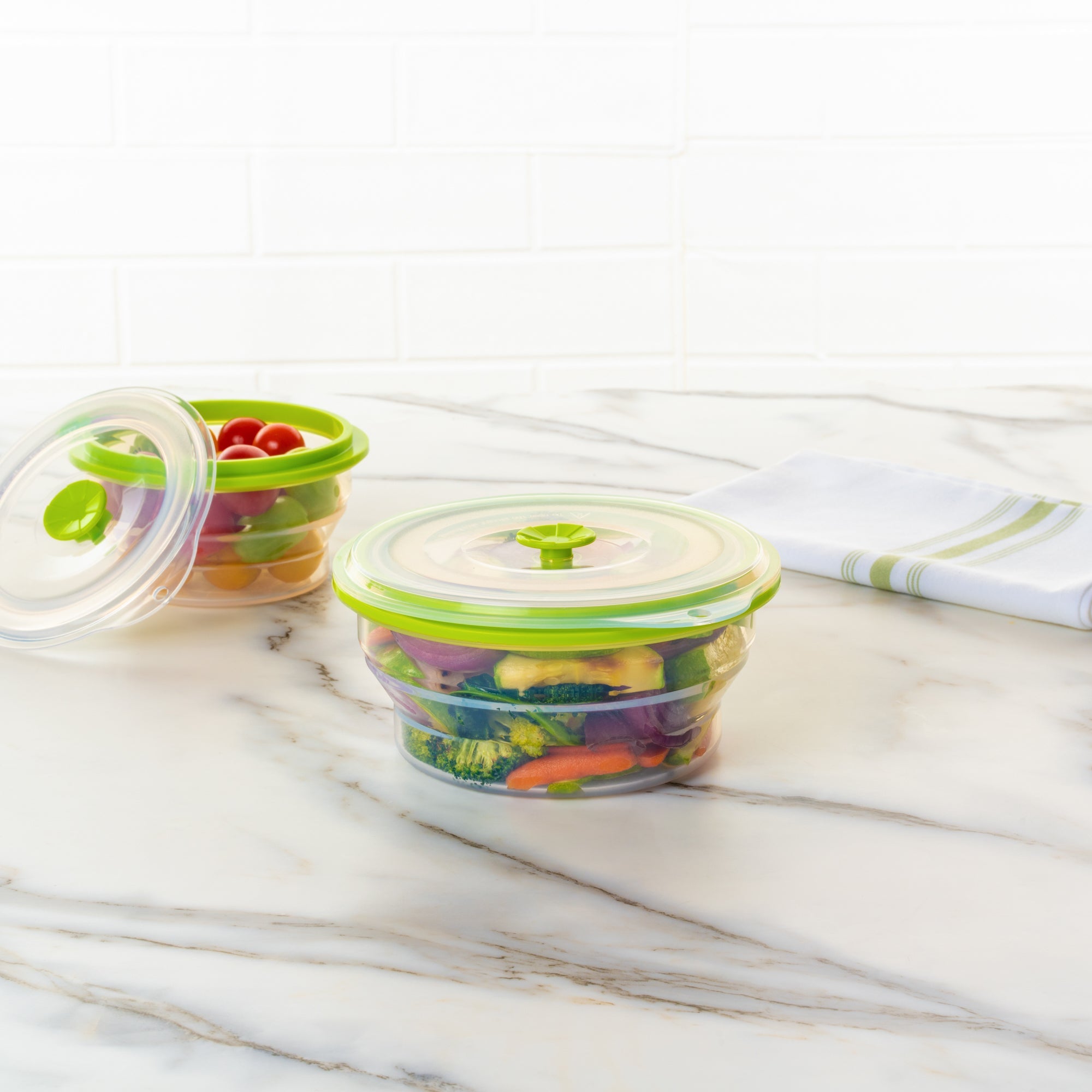 Fresh Hero 31 oz Green Silicone Airtight Food Storage Container - with Vented Lid, Collapsible - 7" x 7" x 3" - 1 count box