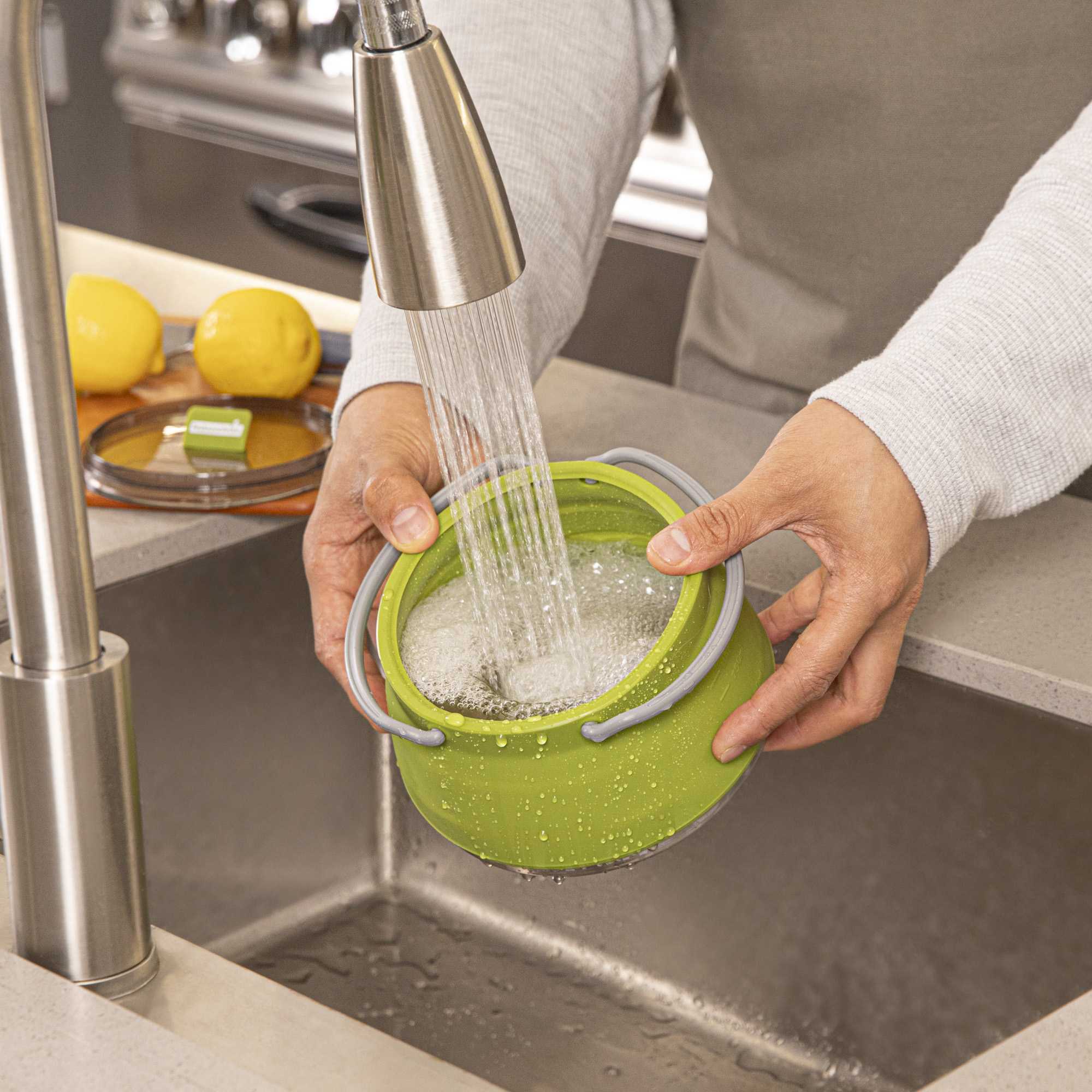 Hi Tek 1L Green Silicone Collapsible Kettle - with Lid - 6" x 6" x 4 1/4" - 20 count box