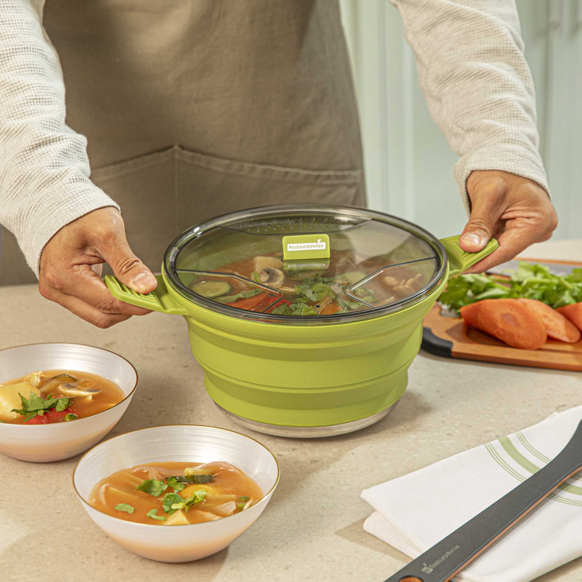 Hi Tek 2.5L Green Silicone Collapsible Pot - with Lid - 12 1/2" x 8 3/4" x 4 3/4" - 20 count box