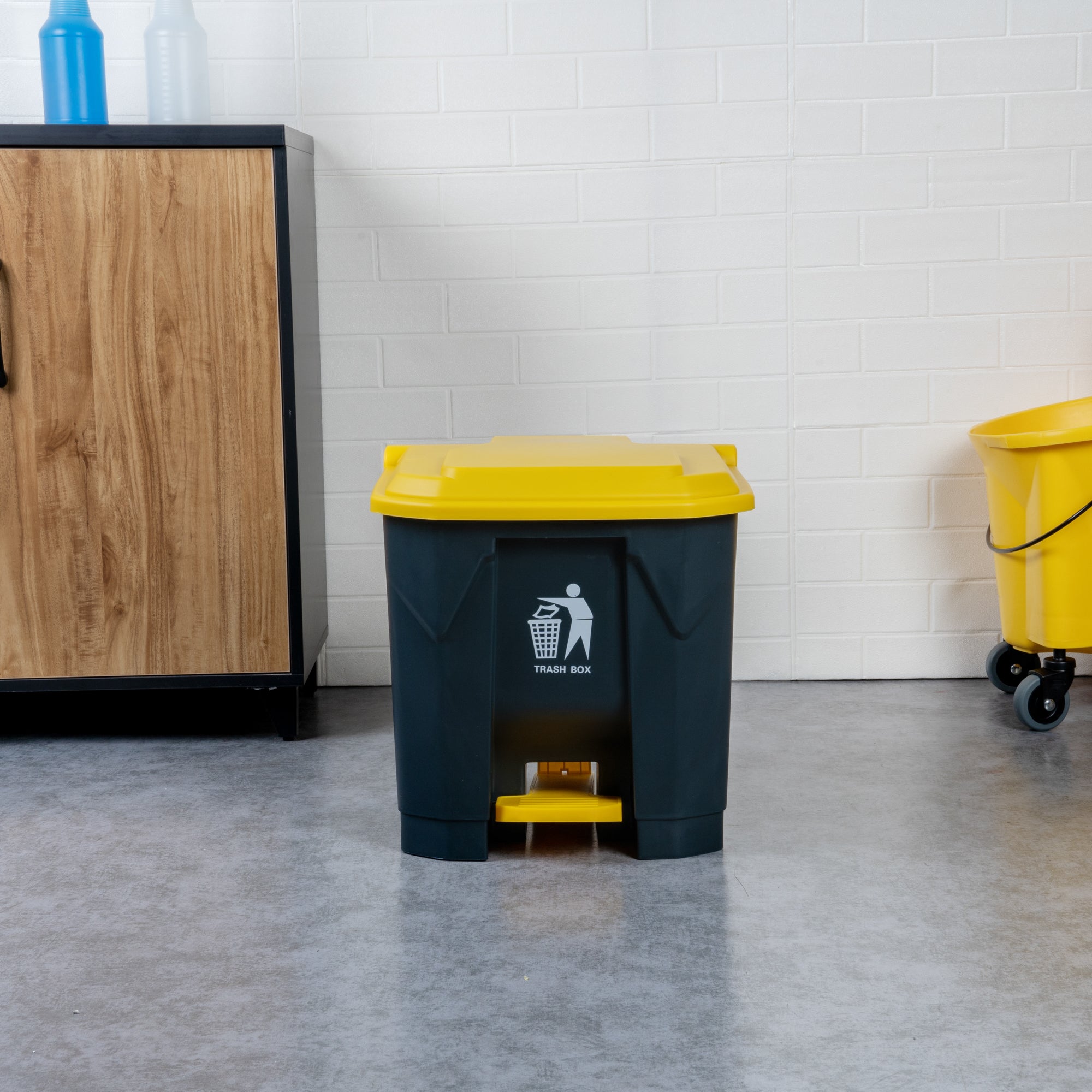 RW Clean 8 gal Dark Gray Plastic Step-On Trash Can - 17" x 15 3/4" x 17 1/4" - 1 count box