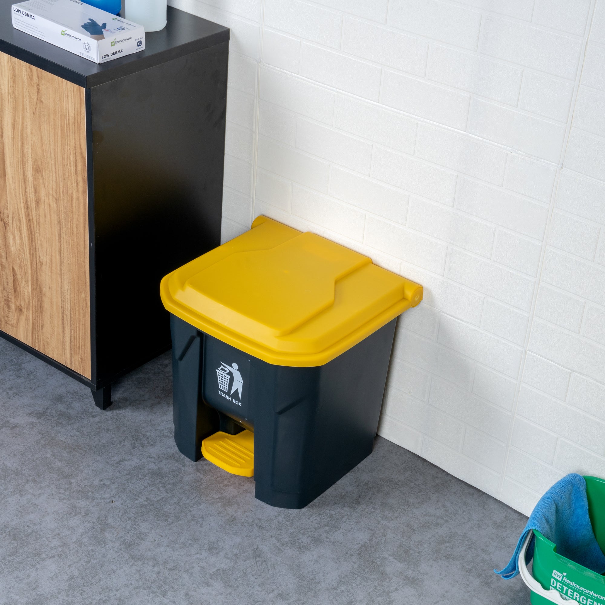RW Clean 8 gal Dark Gray Plastic Step-On Trash Can - 17" x 15 3/4" x 17 1/4" - 1 count box