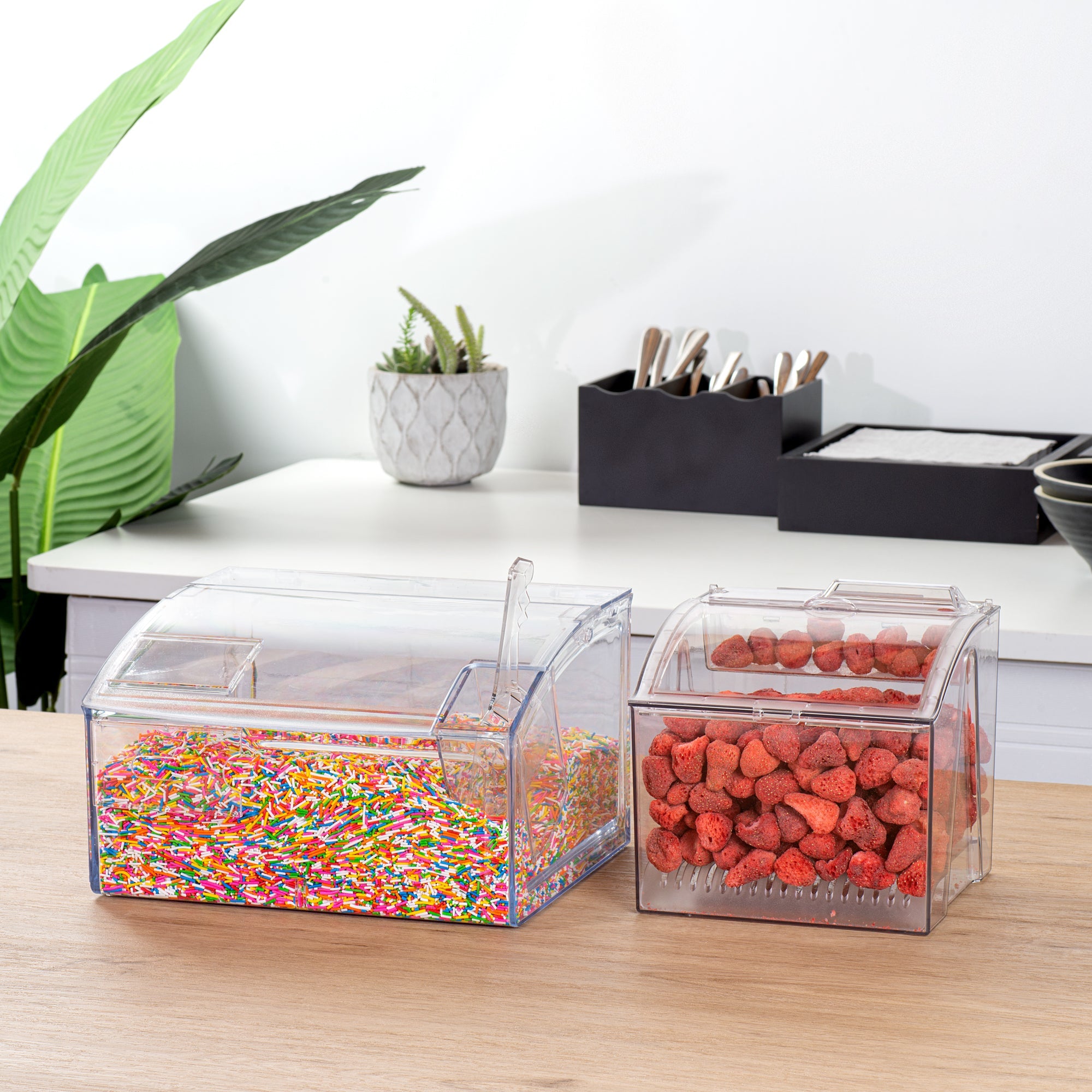Met Lux 2 Gal Clear Plastic Topping Bin - 30 Cup, with Scoop - 7" x 9 3/4" x 11 3/4" - 1 count box