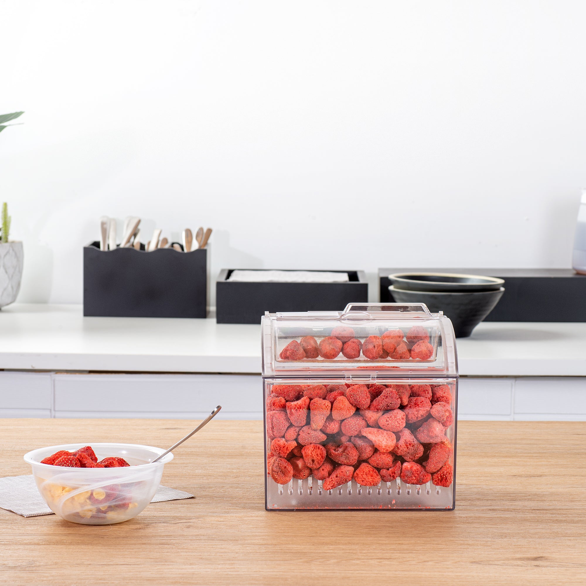 Met Lux 1.5 Gal Clear Plastic Topping Bin - 25 Cup, with Scoop - 7 3/4" x 6 3/4" x 7 3/4" - 1 count box
