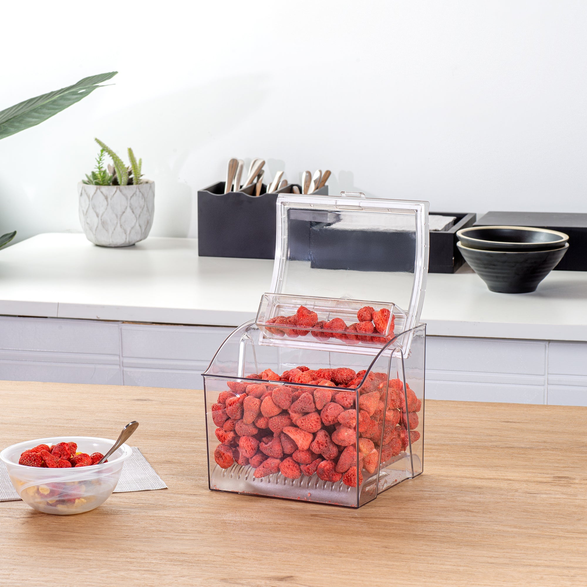 Met Lux 1.5 Gal Clear Plastic Topping Bin - 25 Cup, with Scoop - 7 3/4" x 6 3/4" x 7 3/4" - 1 count box