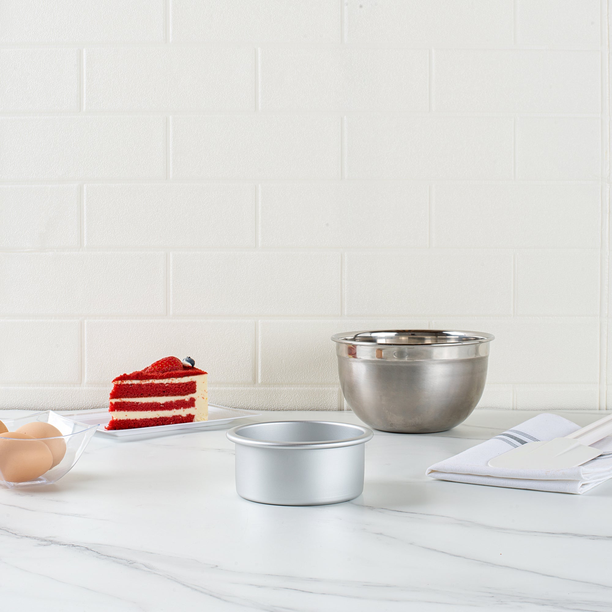 Met Lux Round Aluminum Straight-Sided Cake Pan - 4" x 4" x 2" - 1 count box