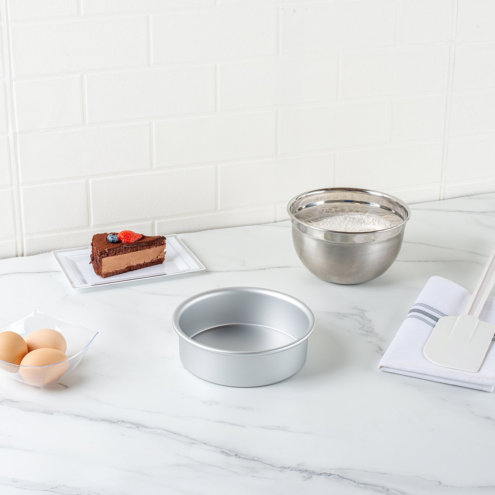 Met Lux Round Aluminum Straight-Sided Cake Pan - 6" x 6" x 2" - 1 count box