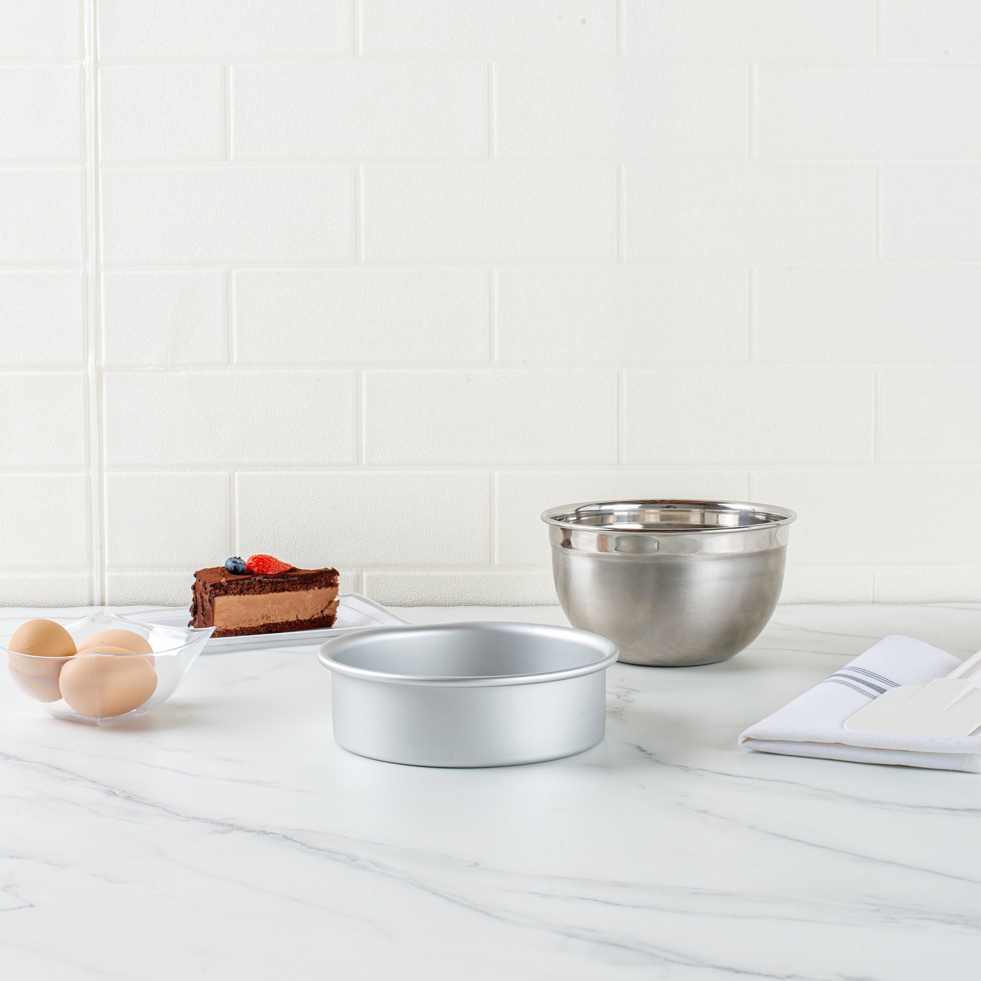 Met Lux Round Aluminum Straight-Sided Cake Pan - 6" x 6" x 2" - 1 count box