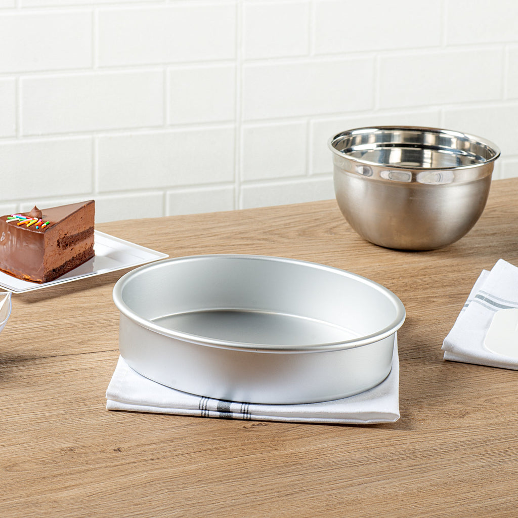 Met Lux Round Aluminum Straight-Sided Cake Pan - 9" x 9" x 2" - 1 count box