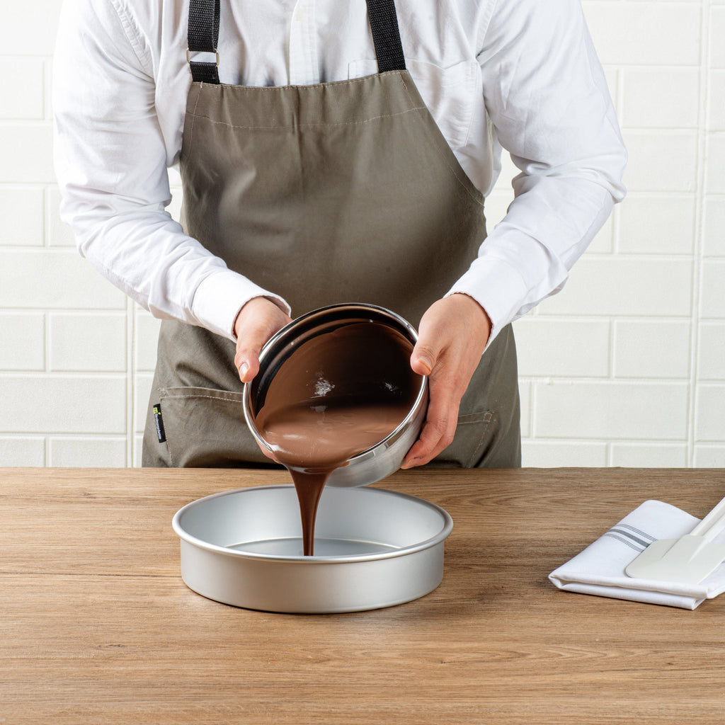 Met Lux Round Aluminum Straight-Sided Cake Pan - 9" x 9" x 2" - 1 count box
