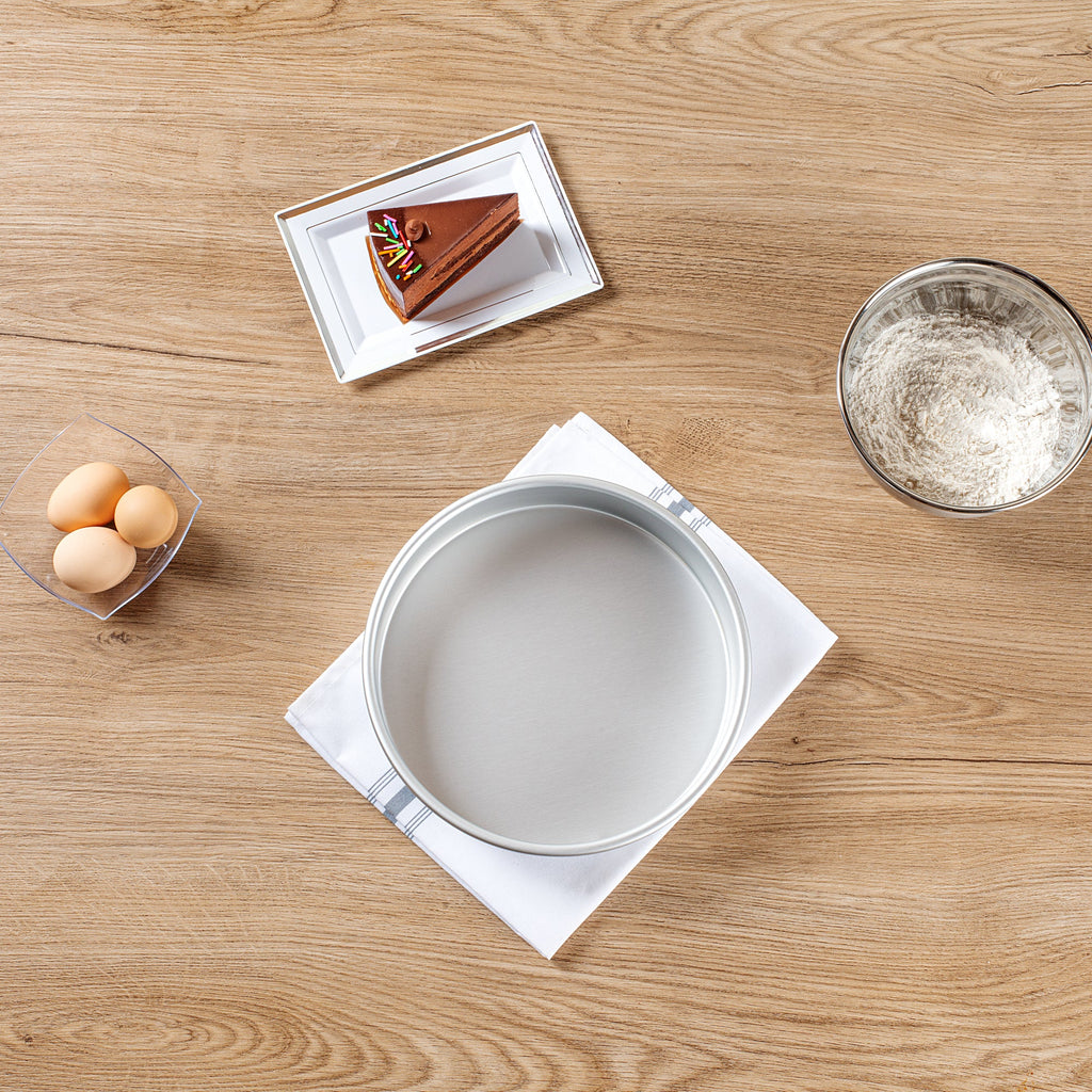 Met Lux Round Aluminum Straight-Sided Cake Pan - 9" x 9" x 2" - 1 count box