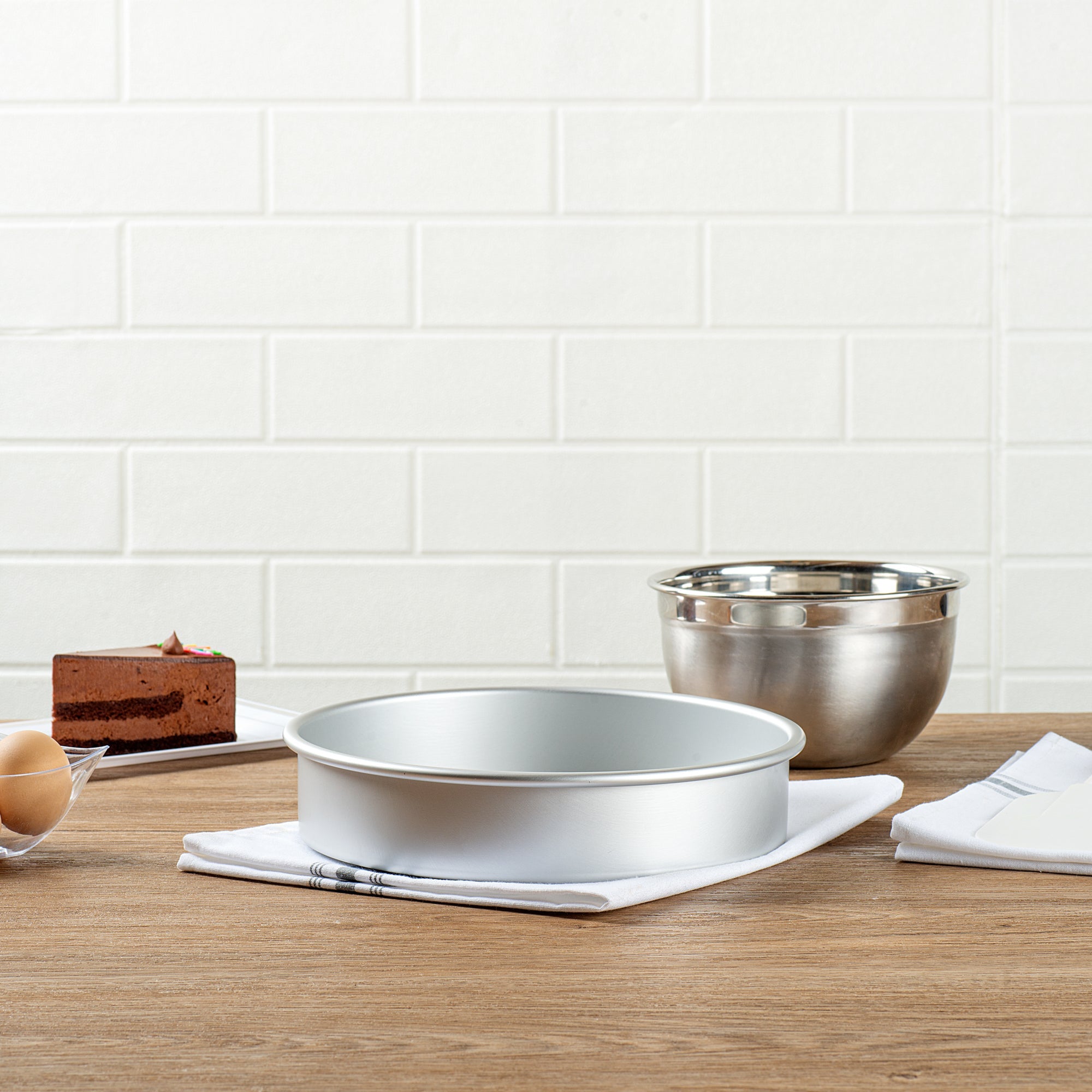 Met Lux Round Aluminum Straight-Sided Cake Pan - 9" x 9" x 2" - 12 count box