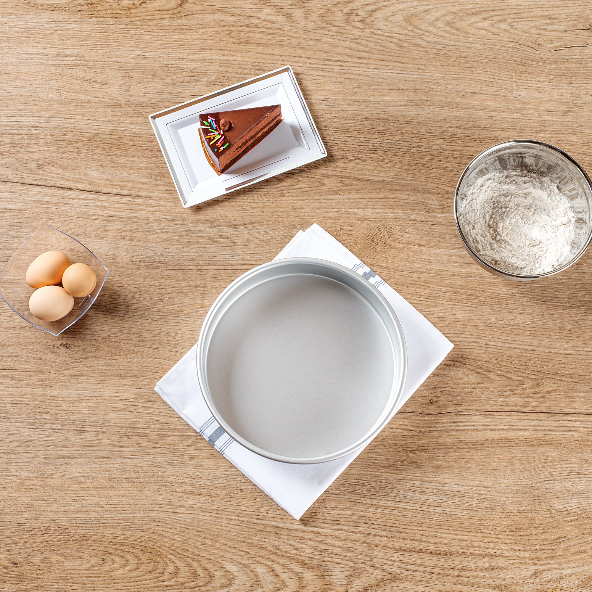 Met Lux Round Aluminum Straight-Sided Cake Pan - 9" x 9" x 2" - 12 count box
