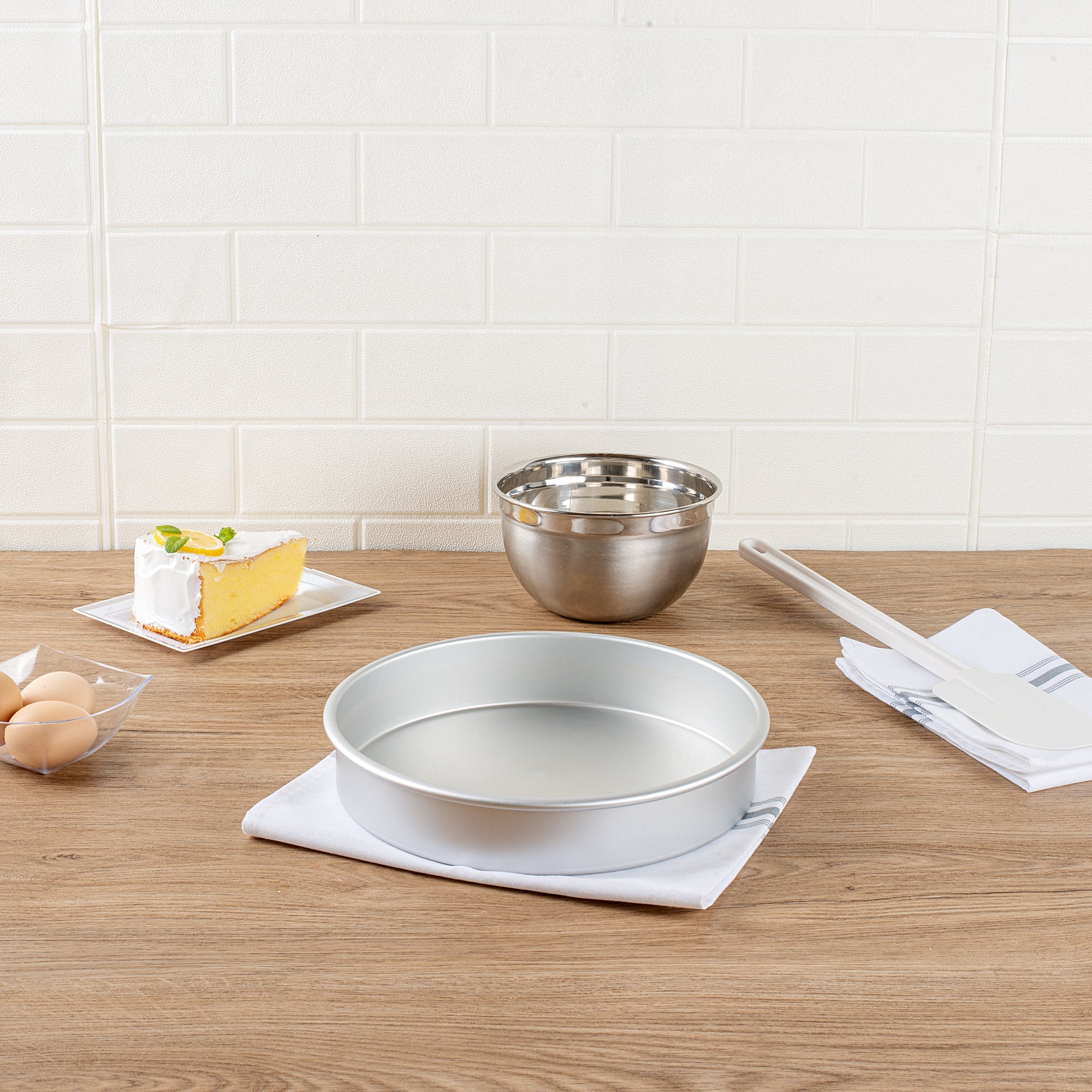 Met Lux Round Aluminum Straight-Sided Cake Pan - 10" x 10" x 2" - 1 count box