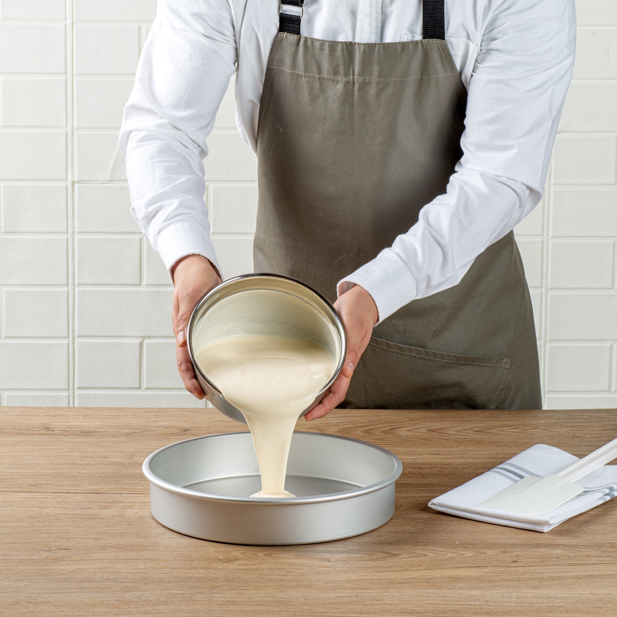 Met Lux Round Aluminum Straight-Sided Cake Pan - 10" x 10" x 2" - 1 count box