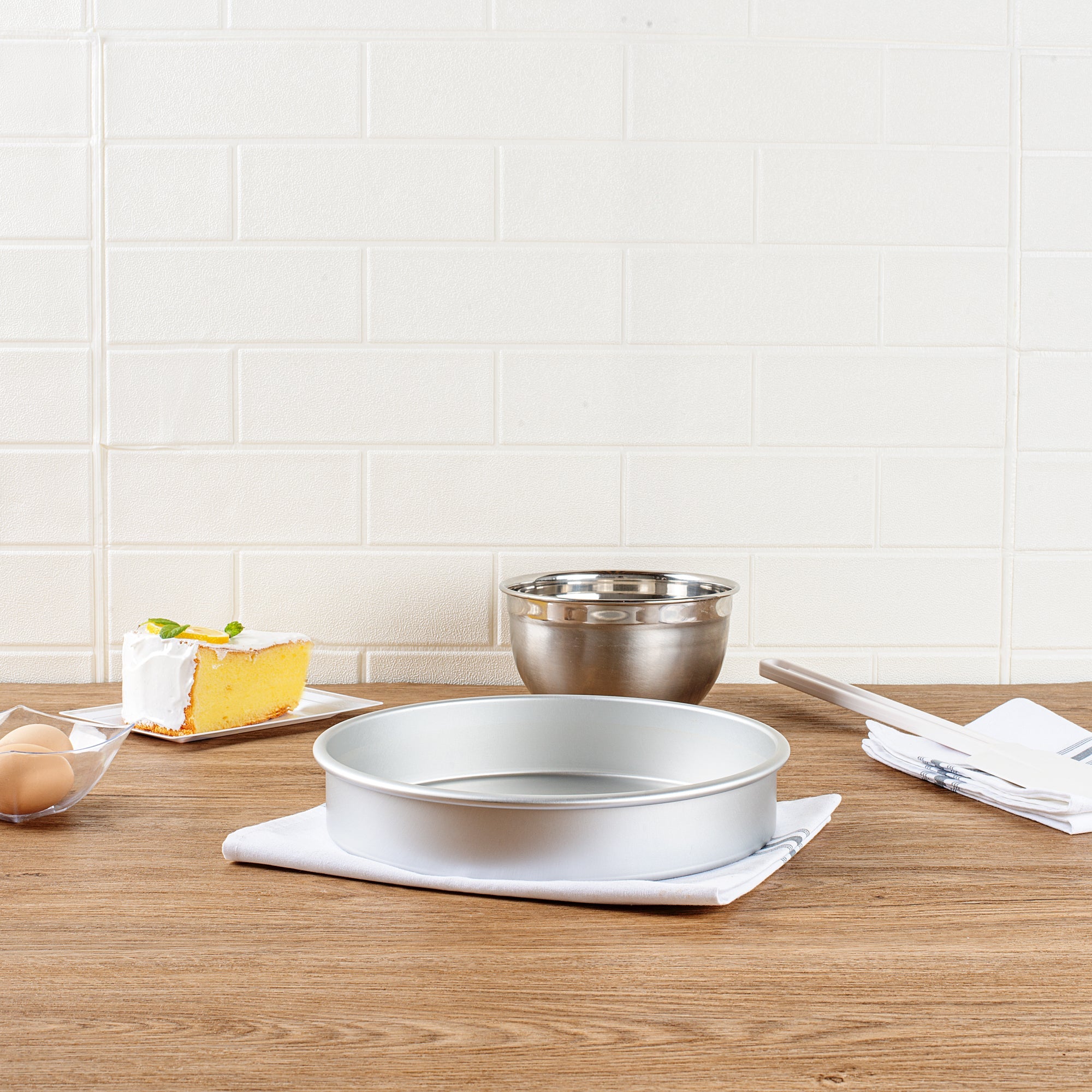 Met Lux Round Aluminum Straight-Sided Cake Pan - 10" x 10" x 2" - 1 count box