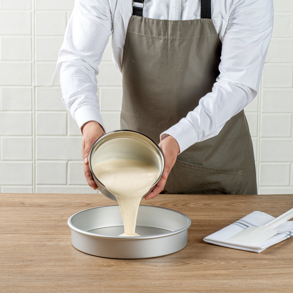 Met Lux Round Aluminum Straight-Sided Cake Pan - 10" x 10" x 2" - 12 count box