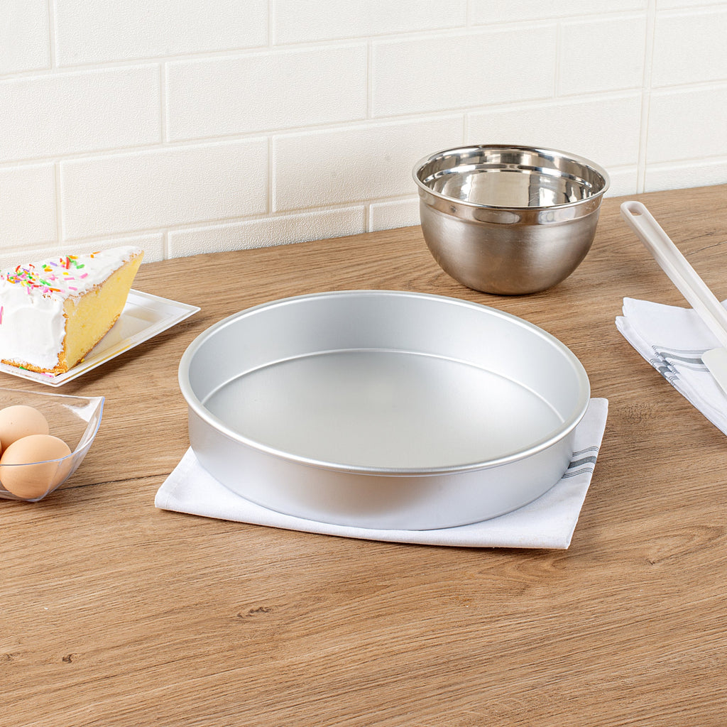 Met Lux Round Aluminum Straight-Sided Cake Pan - 11" x 11" x 2" - 1 count box