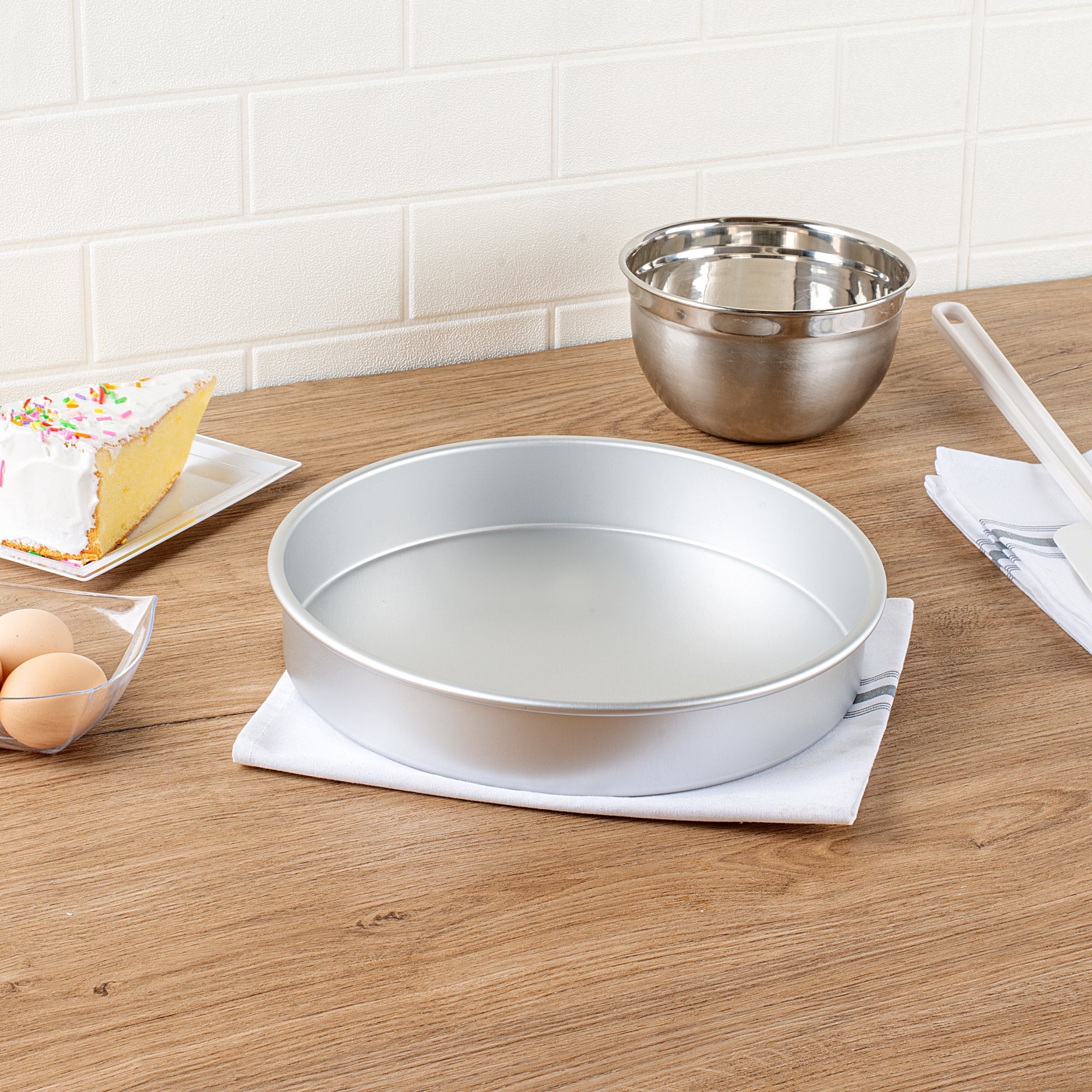 Met Lux Round Aluminum Straight-Sided Cake Pan - 11" x 11" x 2" - 1 count box