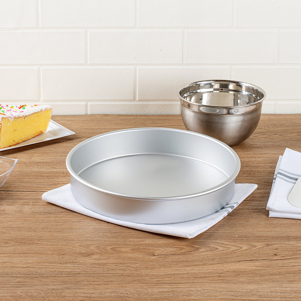 Met Lux Round Aluminum Straight-Sided Cake Pan - 11" x 11" x 2" - 1 count box