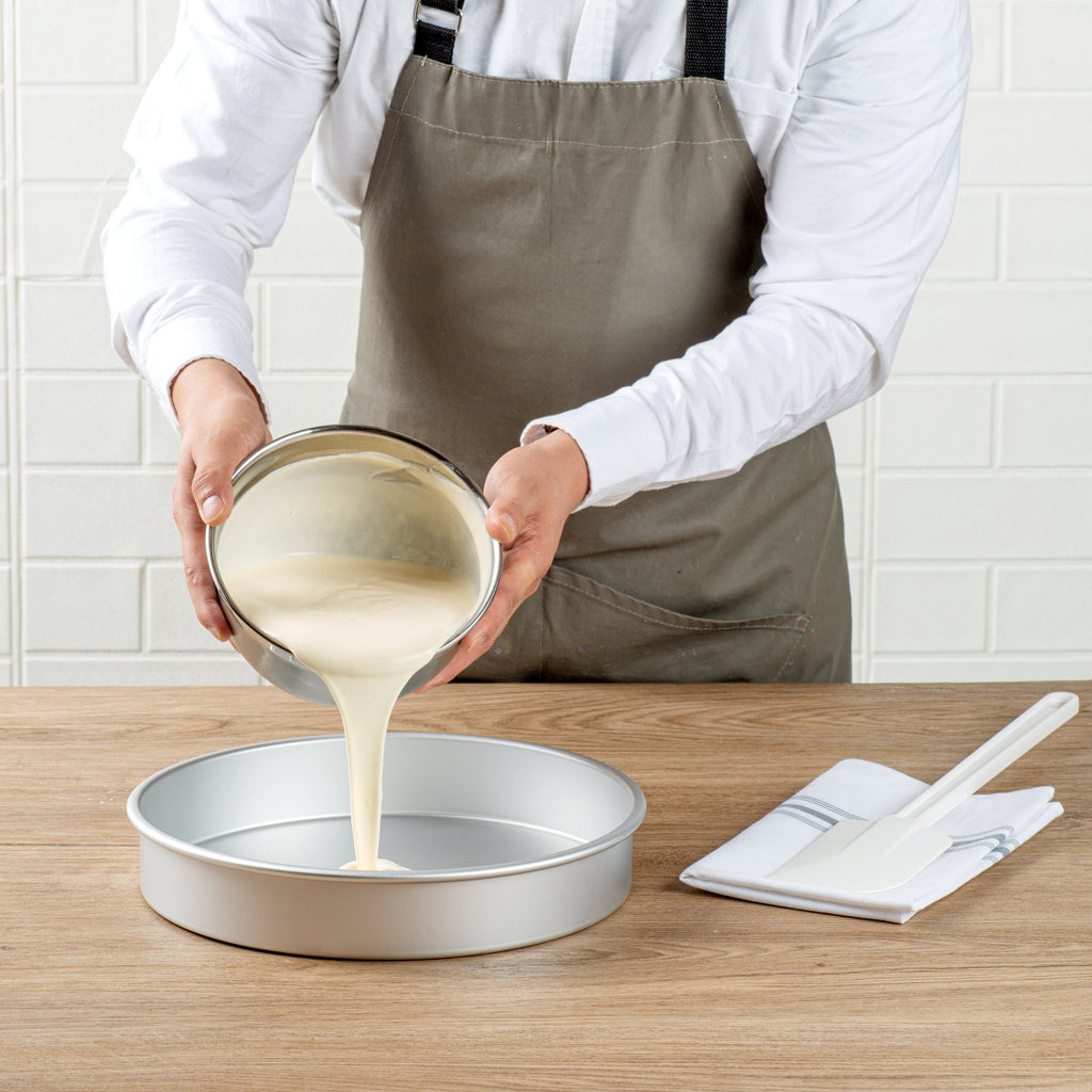 Met Lux Round Aluminum Straight-Sided Cake Pan - 11" x 11" x 2" - 1 count box