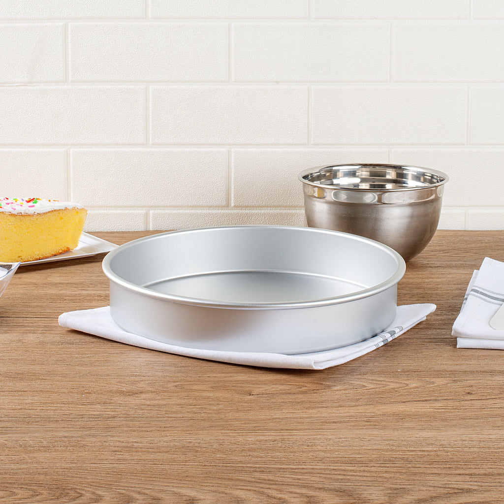 Met Lux Round Aluminum Straight-Sided Cake Pan - 11" x 11" x 2" - 1 count box