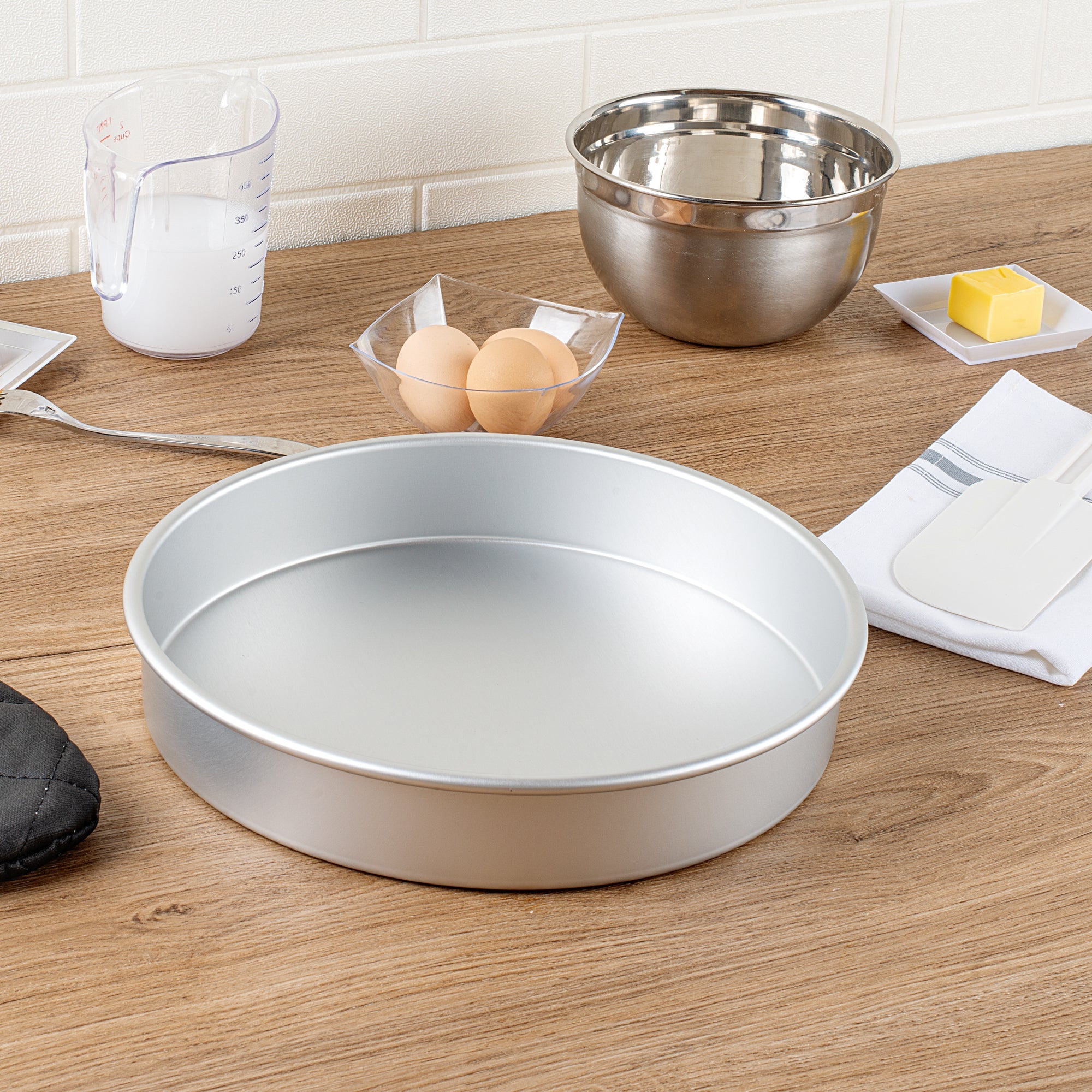 Met Lux Round Aluminum Straight-Sided Cake Pan - 11" x 11" x 2" - 1 count box