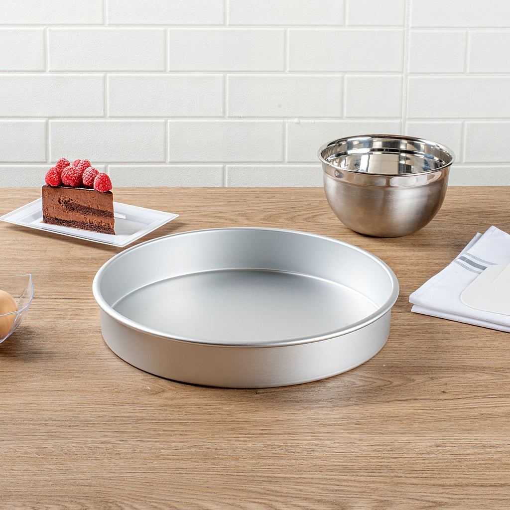 Met Lux Round Aluminum Straight-Sided Cake Pan - 12" x 12" x 2" - 12 count box