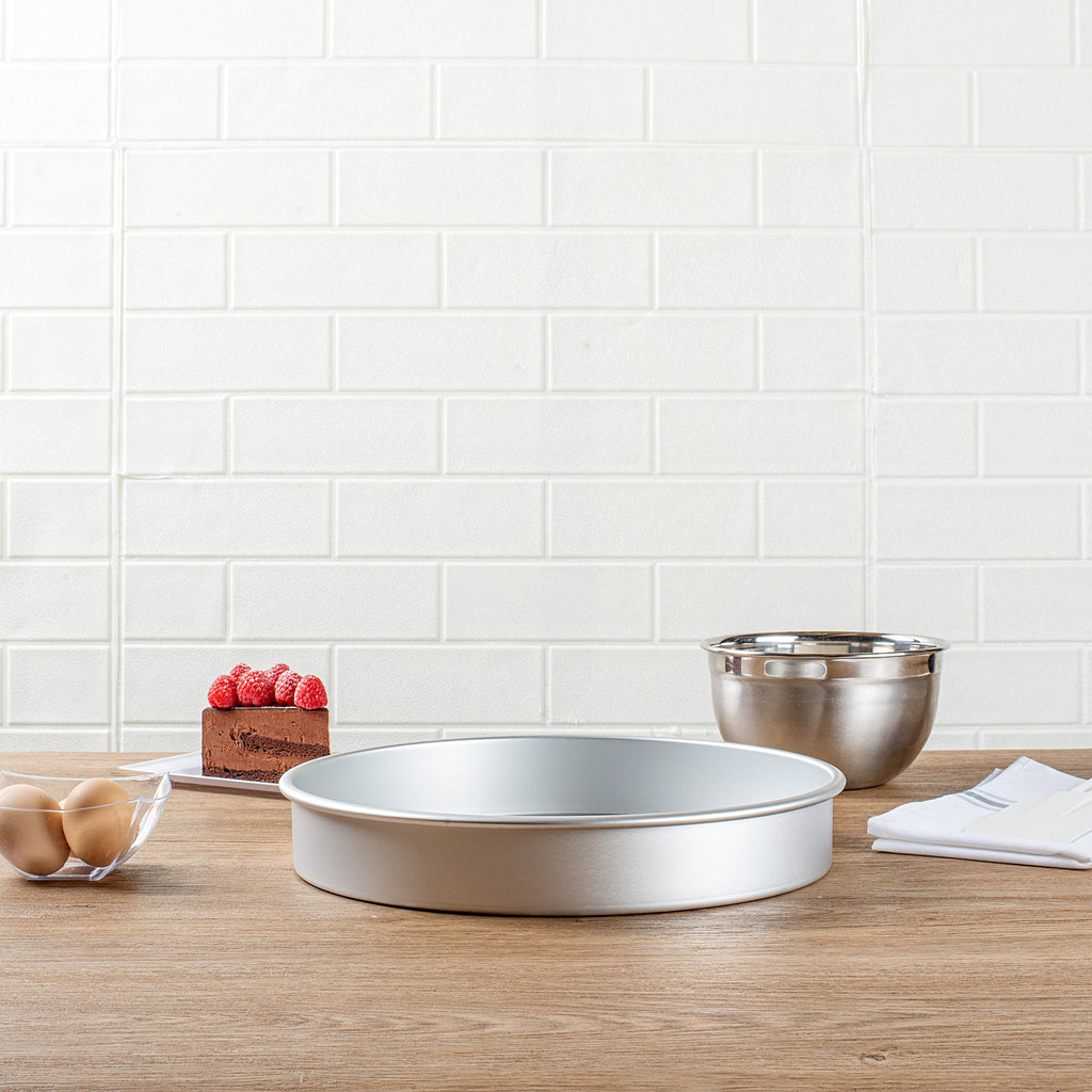 Met Lux Round Aluminum Straight-Sided Cake Pan - 12" x 12" x 2" - 12 count box
