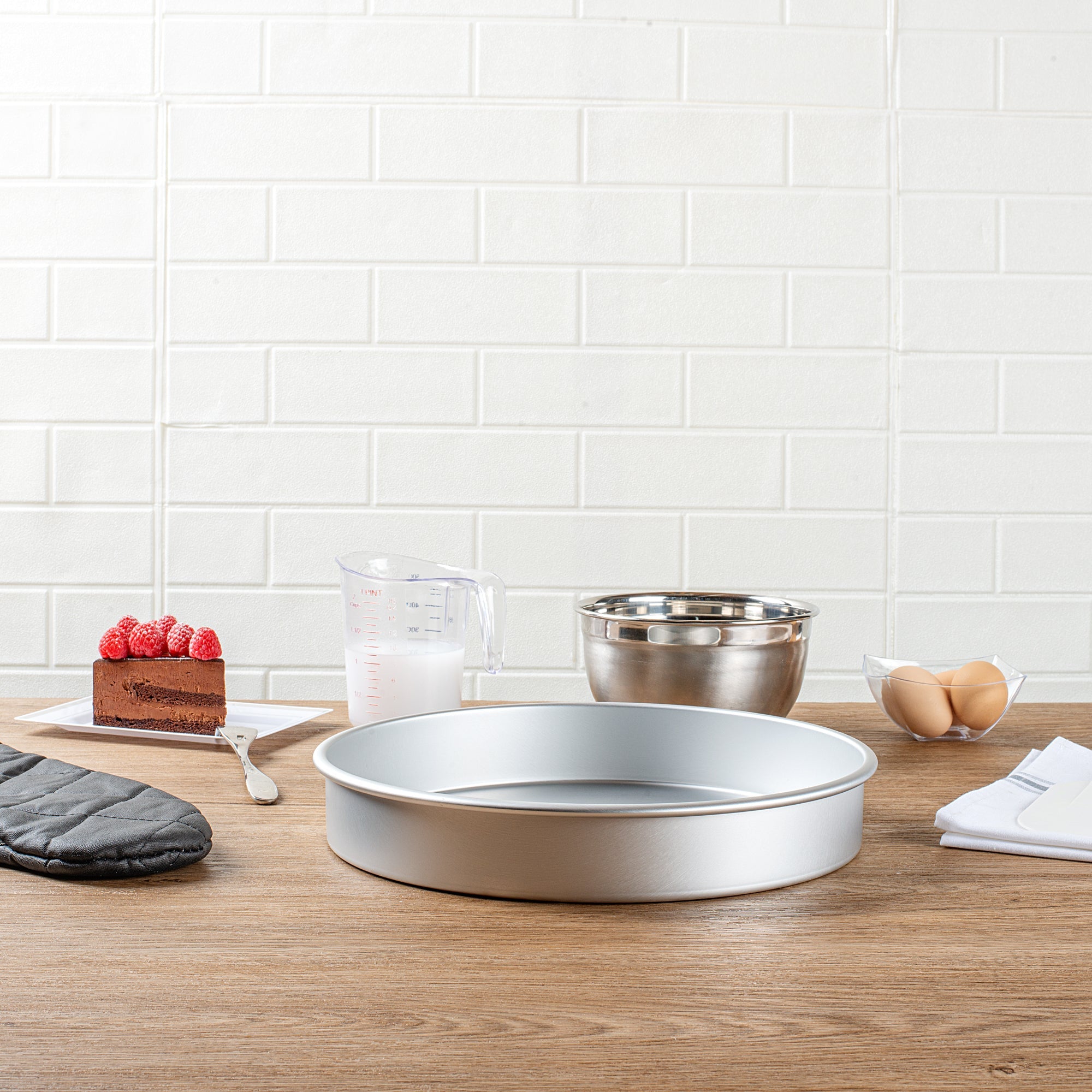 Met Lux Round Aluminum Straight-Sided Cake Pan - 12" x 12" x 2" - 12 count box